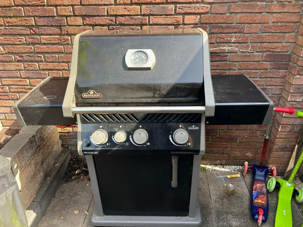 Napoleon Rogue Gasbarbecue met hoes en veel accesoires, Ophalen, Gebruikt