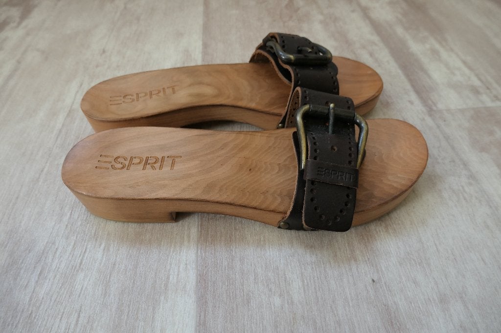 Mooie Esprit slippers hout maat 38, Kleding | Dames, Schoenen, Slippers, Bruin, Ophalen of Verzenden, Zo goed als nieuw