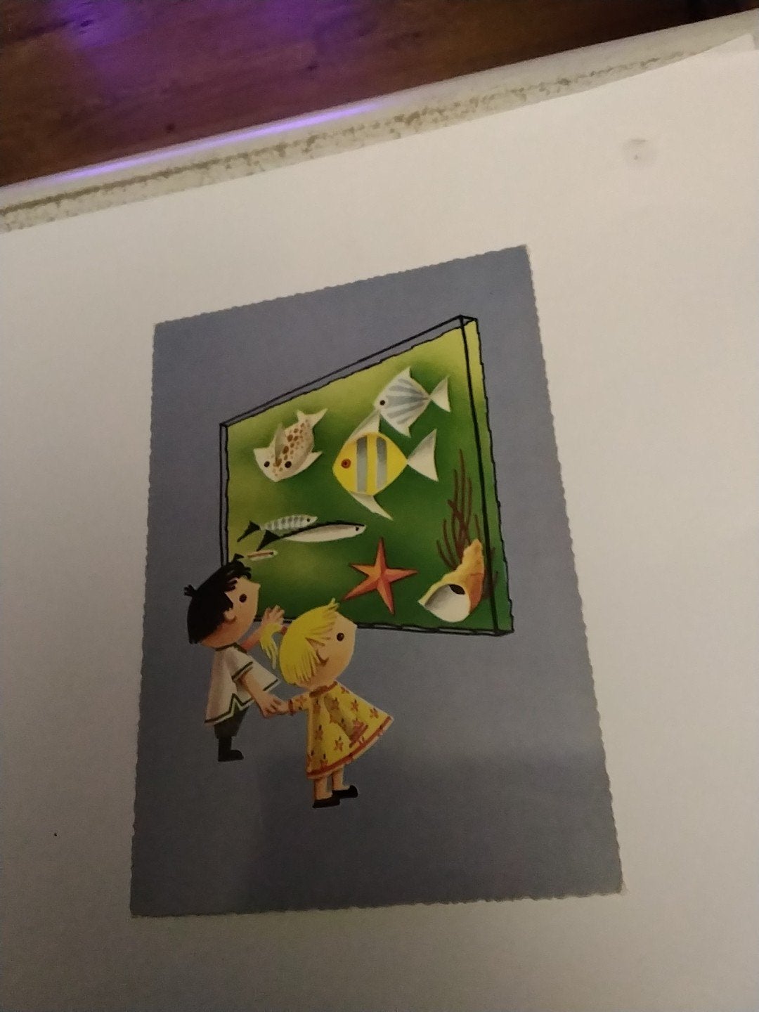 Vintage Ansichtkaart: Kinderen kijken naar aquarium, Ophalen of Verzenden
