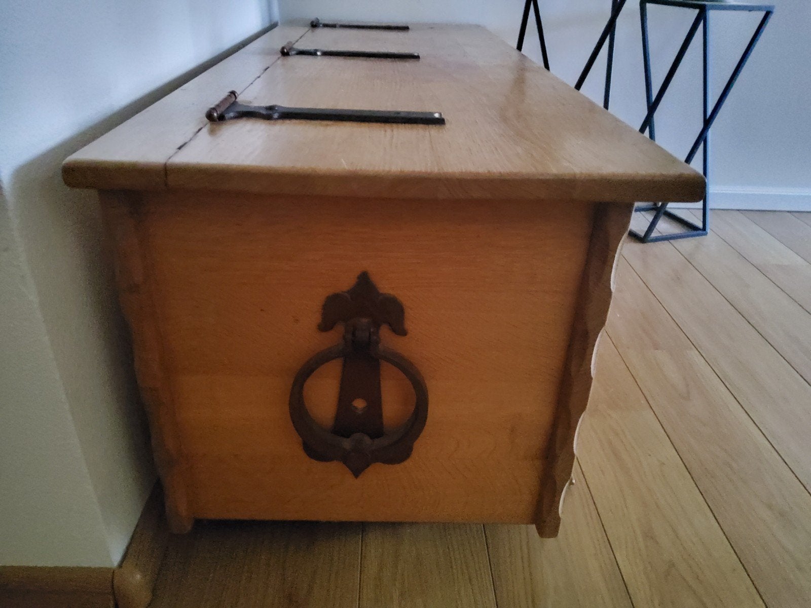 Antieke houten kist met smeedijzeren beslag, Ophalen