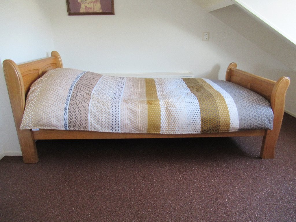 Massief eiken ledikant (Meubelfabriek Oisterwijk), Ophalen, 90 cm, Eenpersoons, Bruin