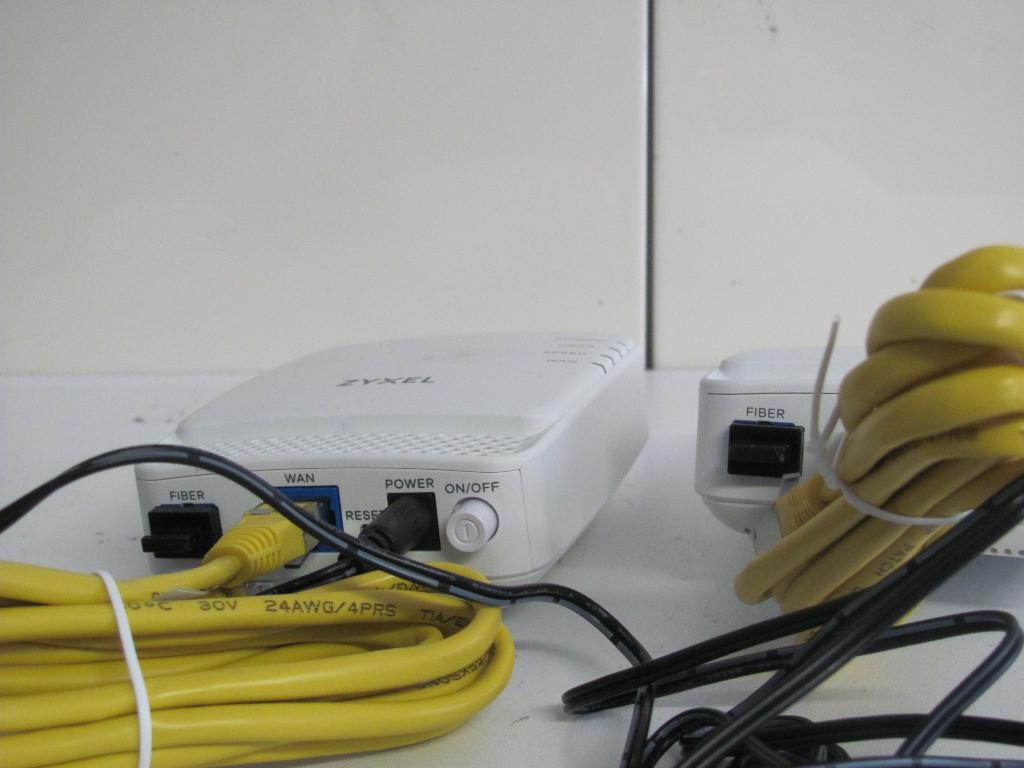 ZYXEL fmg3005-r20A glasvezel gigabit active fiber bridge, Ophalen of Verzenden, Zo goed als nieuw, Router, Zyxel