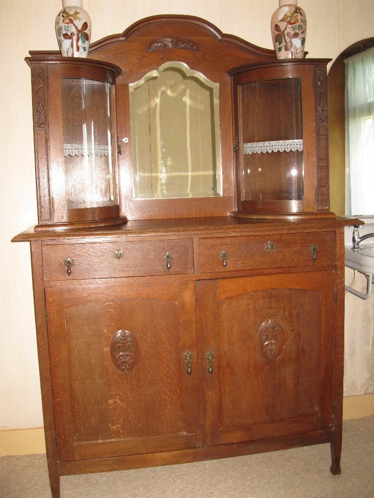 Antieke buffetkast met facet geslepen spiegel en rond glas., Ophalen of Verzenden