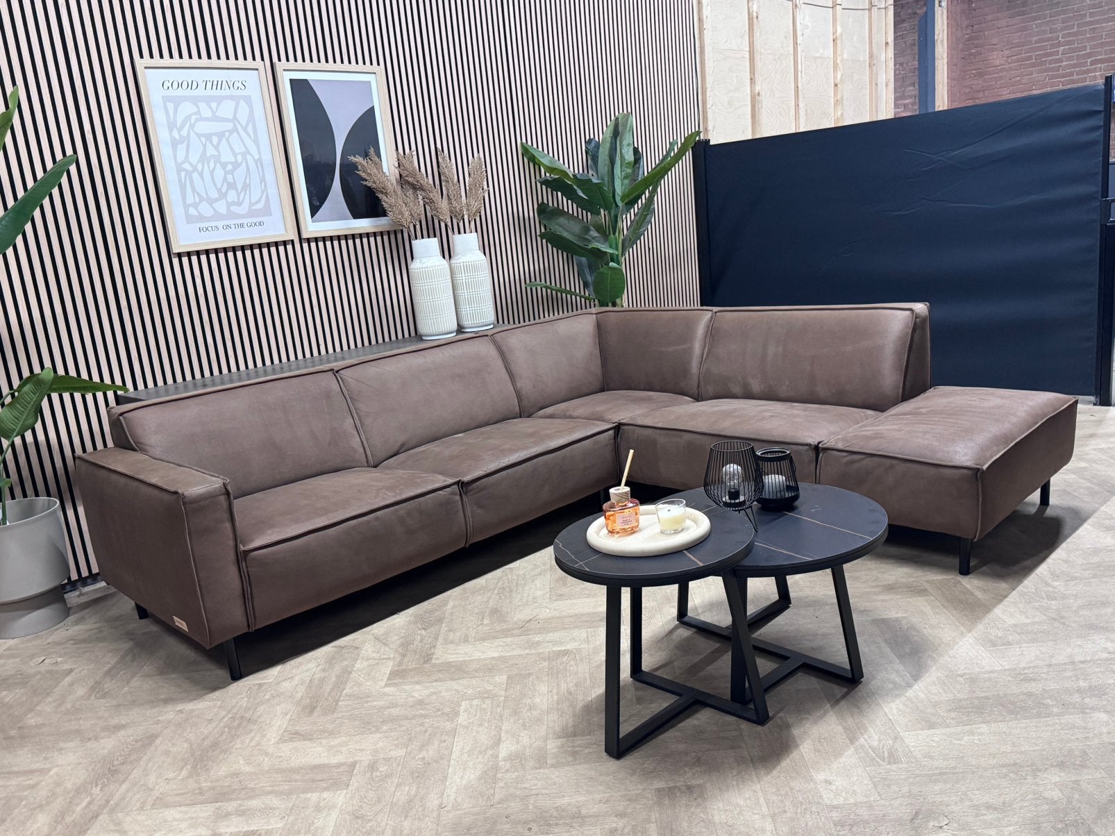 ZGAN UMIX Microleer Hoekbank - Bruin - 260 x 235, Huis en Inrichting, Banken | Bankstellen, 250 tot 300 cm, -, -, Hoekbank