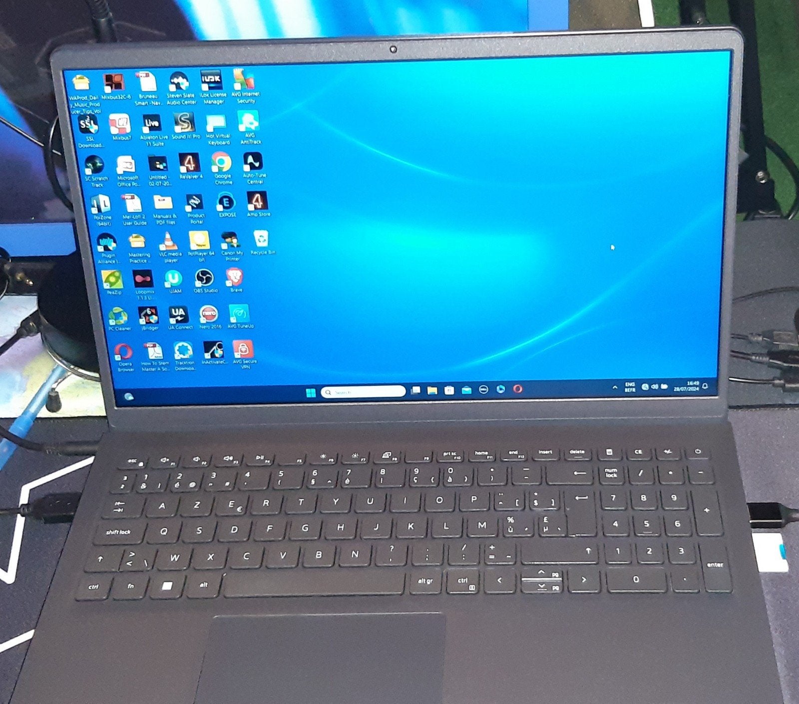 Dell Vostro 3510 Laptop - i5-1135G7, 24GB RAM, 1.25TB SSD, Met videokaart, 2 tot 3 Ghz, Intel Core i5-1135G7, Ophalen of Verzenden