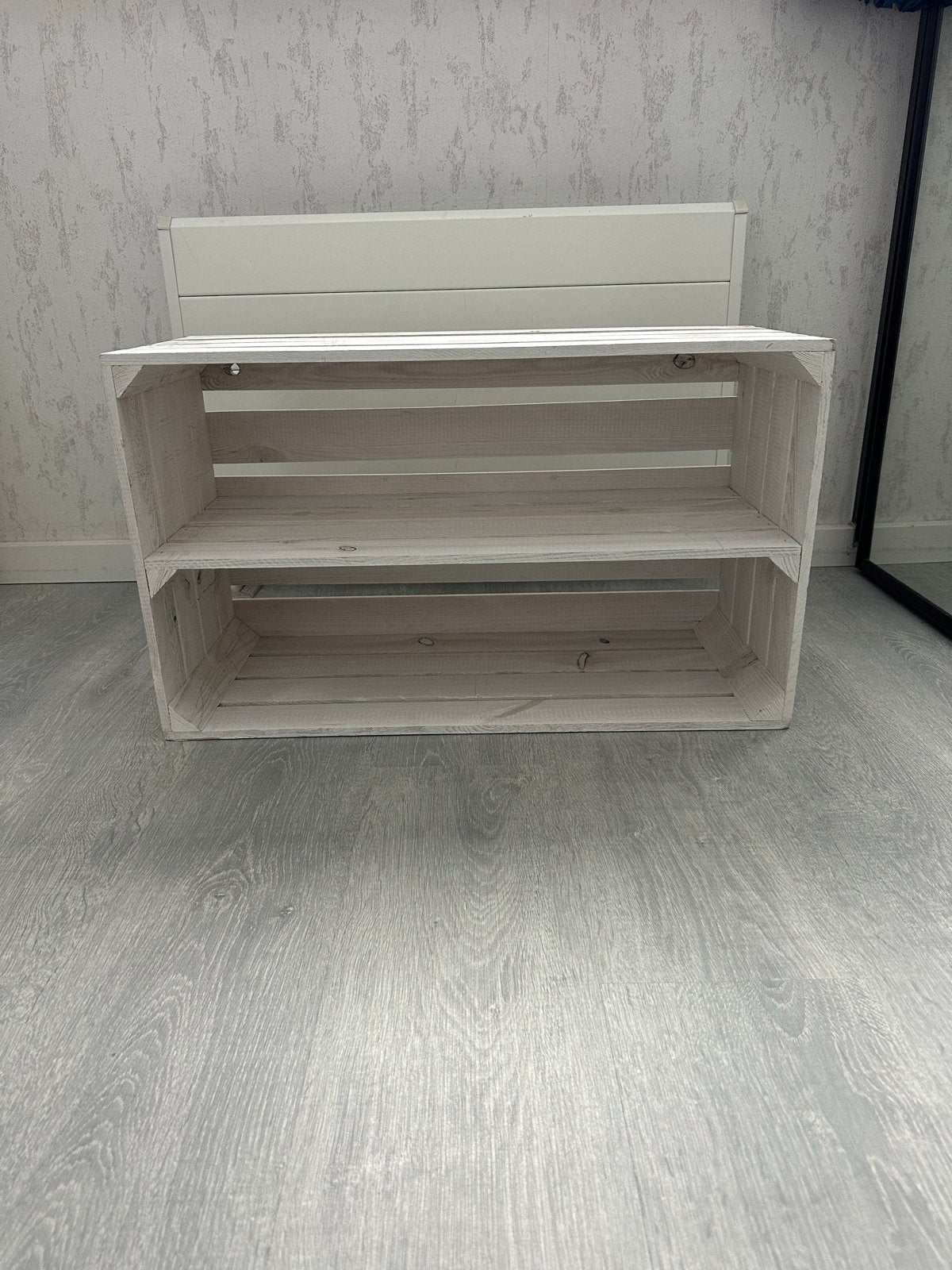 Witte houten krat met plank, Ophalen, Gebruikt
