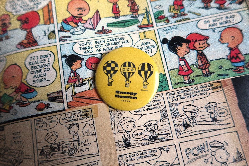Snoopy Museum Tokyo Peanuts Comics Woodstock 44MM Button Pin, Verzenden, Snoopy, Nieuw, Kleding