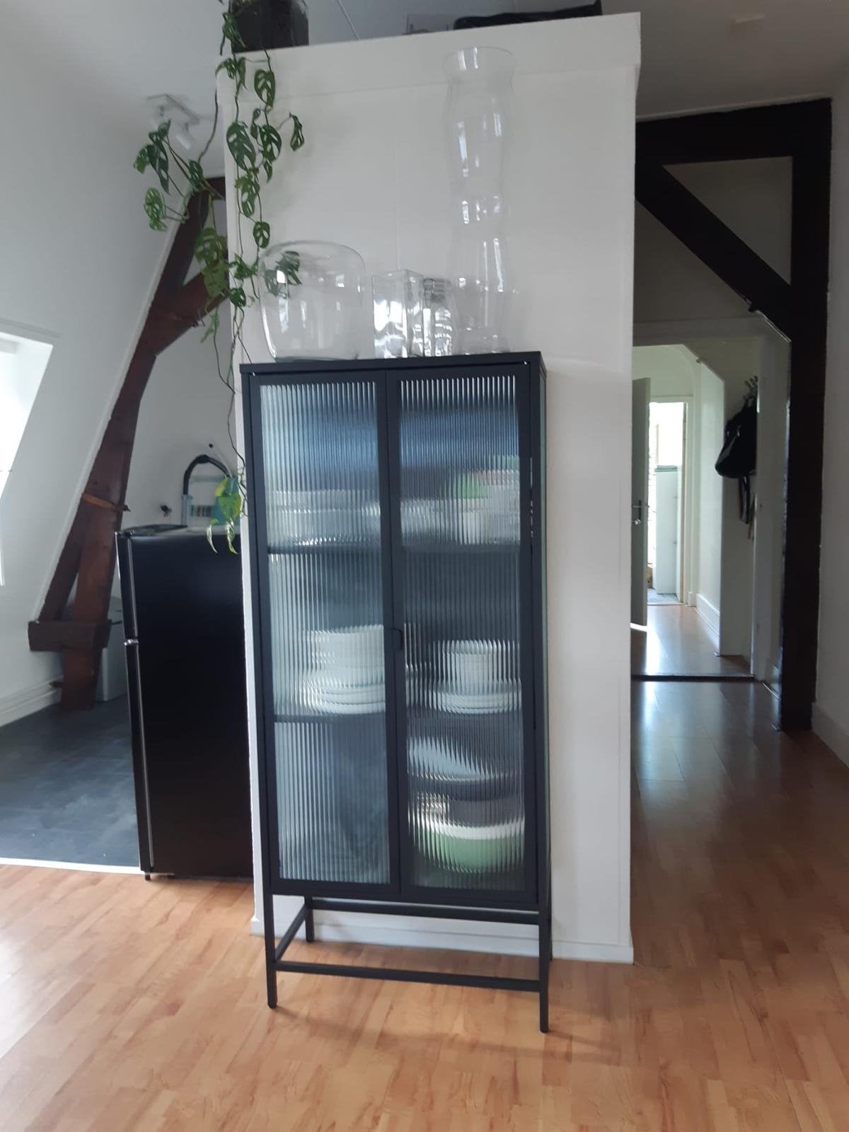 Moderne servieskast met geribbeld glas en zwart staal, Ophalen, 50 tot 100 cm, 150 tot 200 cm, 25 tot 50 cm