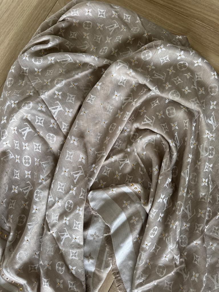 Louis Vuitton sjaal met monogram en studs als nieuw, Kleding | Dames, Mutsen, Sjaals en Handschoenen, Ophalen of Verzenden, Zo goed als nieuw