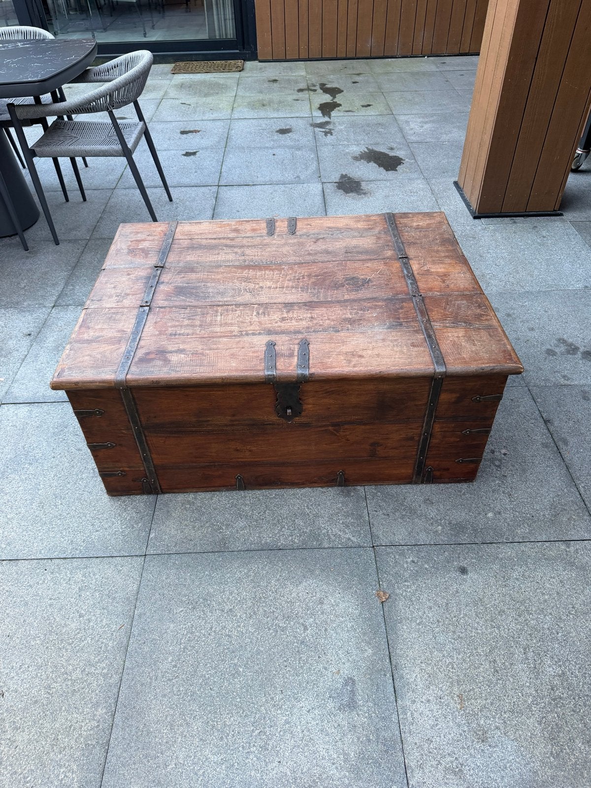 Vintage teakhouten kist/salontafel met metalen accenten, Ophalen, 50 – 75, Gebruikt, 100 tot 150 cm