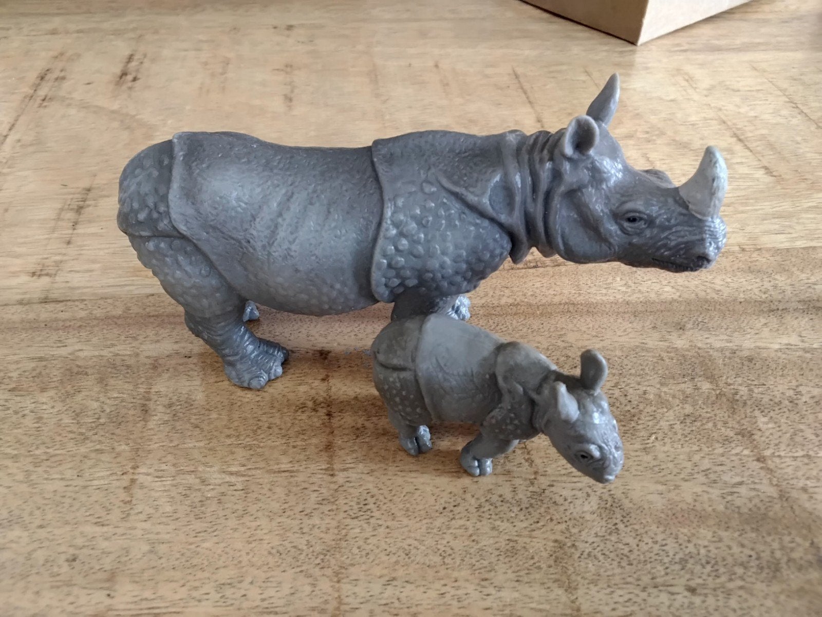 Schleich gepantserde neushoorn met jong, Verzamelen, Dierenverzamelingen, Ophalen of Verzenden, Zo goed als nieuw, Paard, Beeldje of Figuurtje