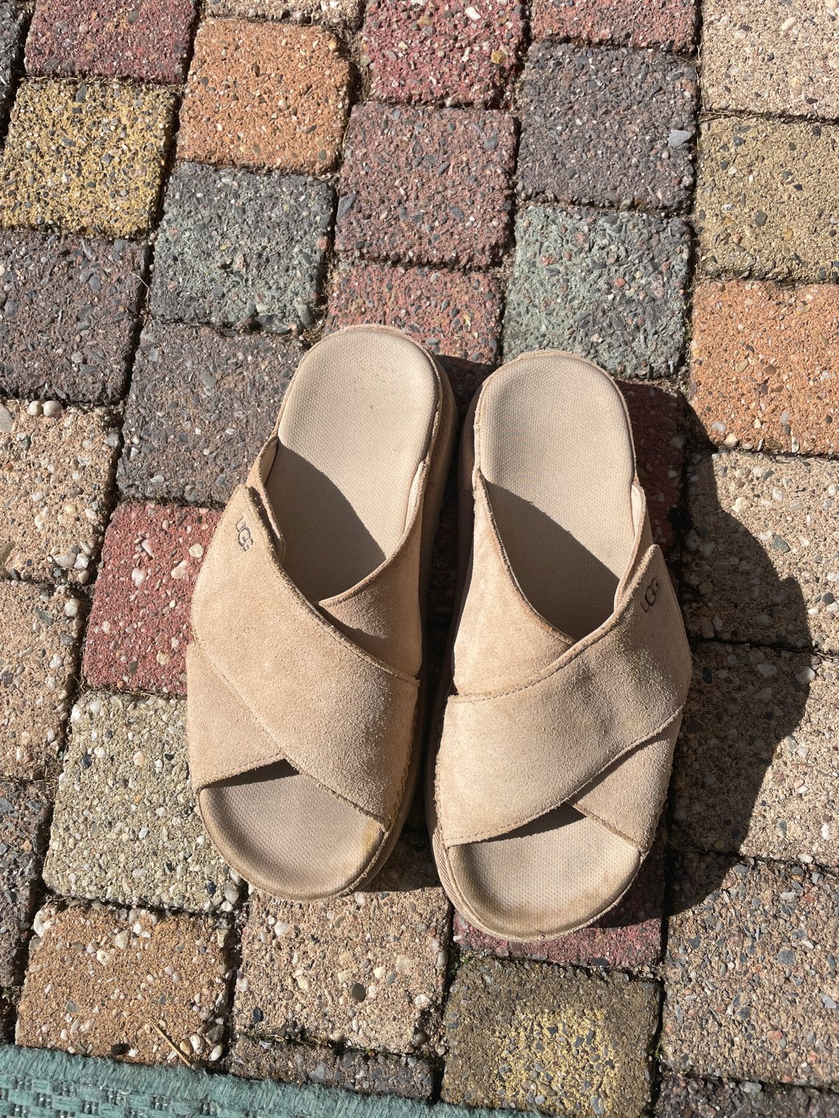 Ugg Sandalen - Beige Suède Slippers Maat 39, Kleding | Dames, Schoenen, Ophalen of Verzenden, Gedragen, Beige, Slippers