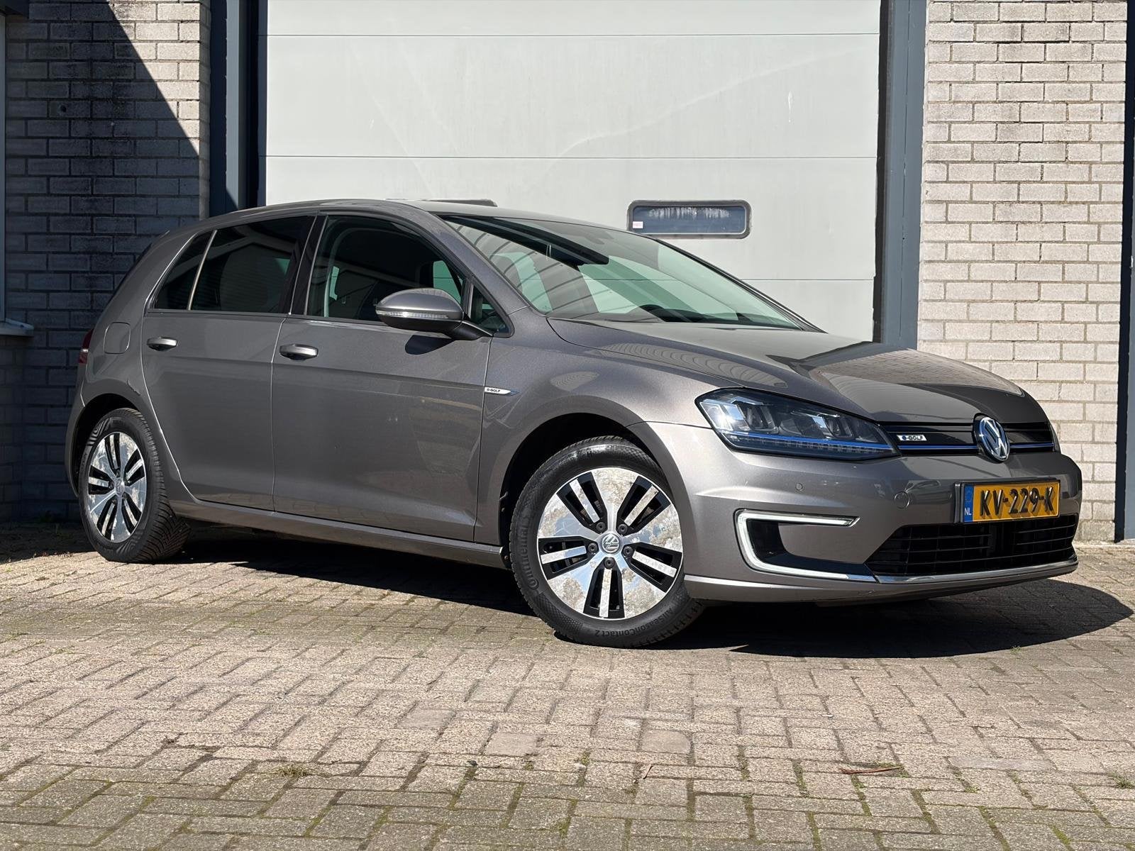 Volkswagen E-Golf E-Golf Automaat|Sensor|Ecc, Auto's, Stof, Gebruikt, Automatische klimaatregeling, 116 pk