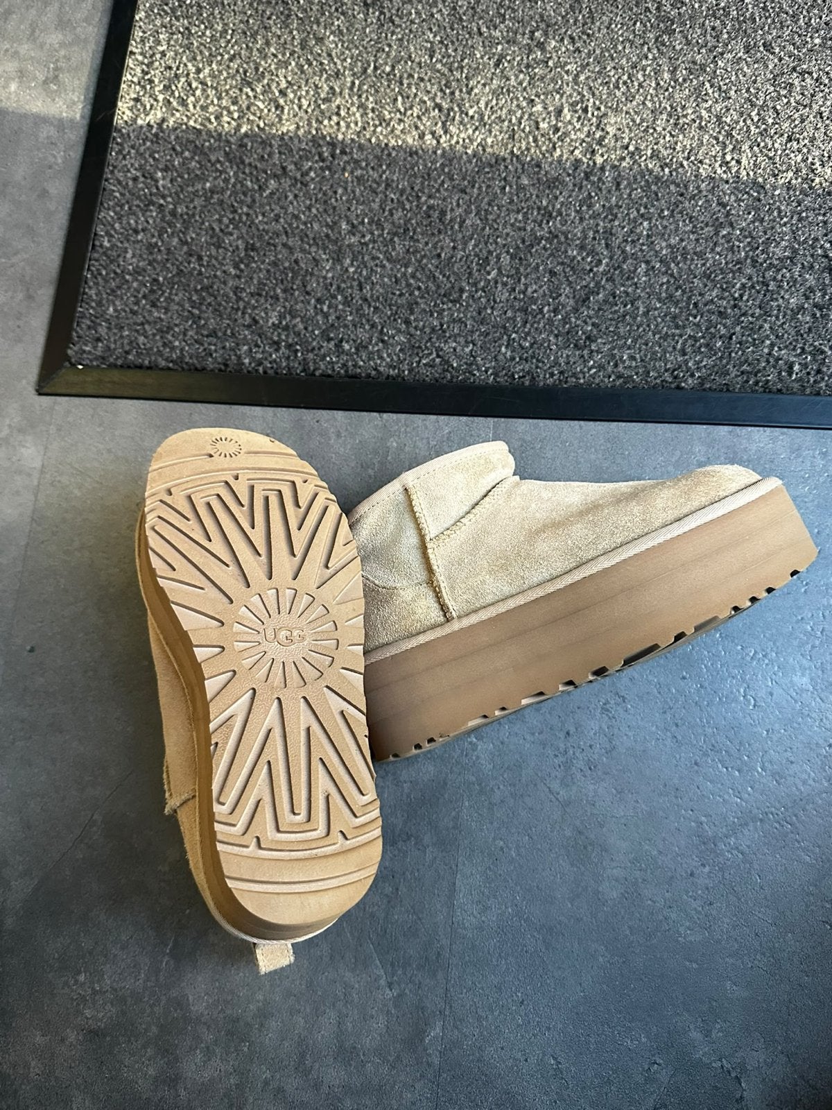 Uggs high platform, Kleding | Dames, Ophalen of Verzenden, Zo goed als nieuw, Beige
