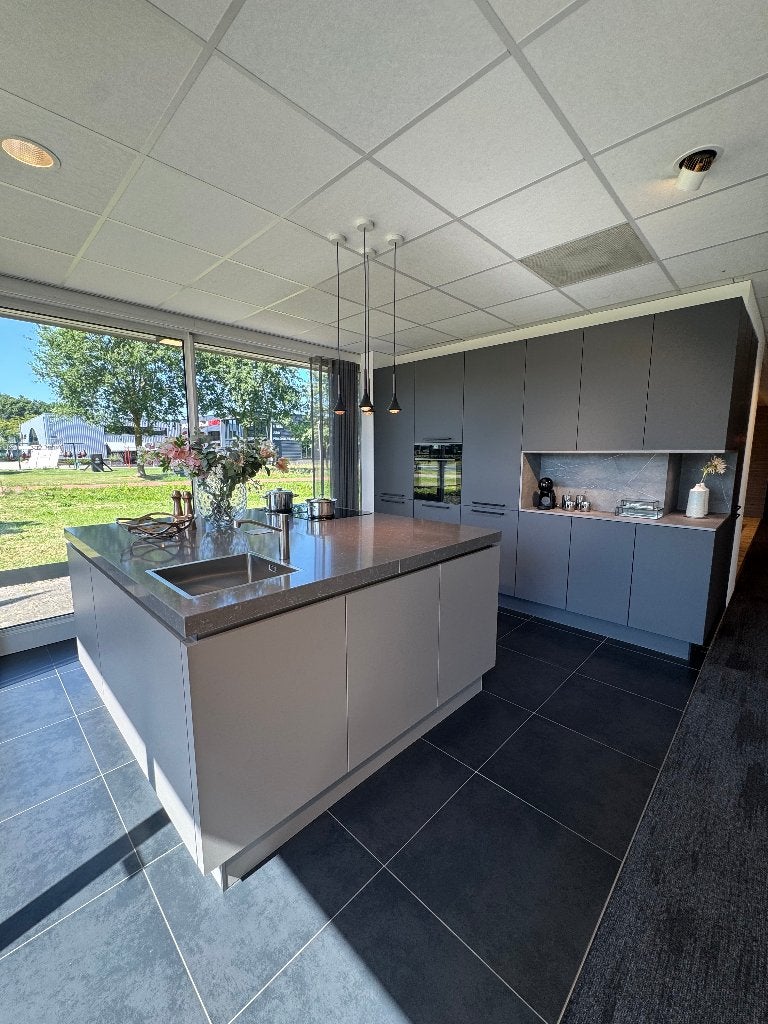 Showroomkeuken, Ophalen, Zo goed als nieuw, Met kookeiland, Composiet