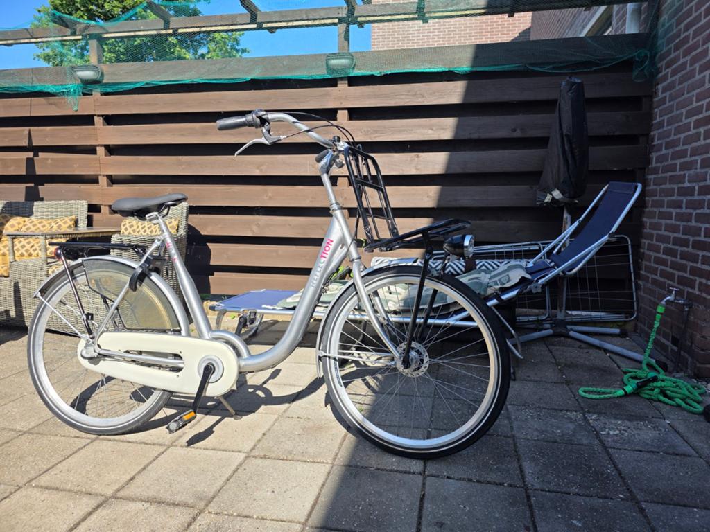 Damesfiets in goede staat 3 versnellingen verlichting, Fietsen en Brommers, Fietsen | Dames | Damesfietsen, Ophalen, Gebruikt