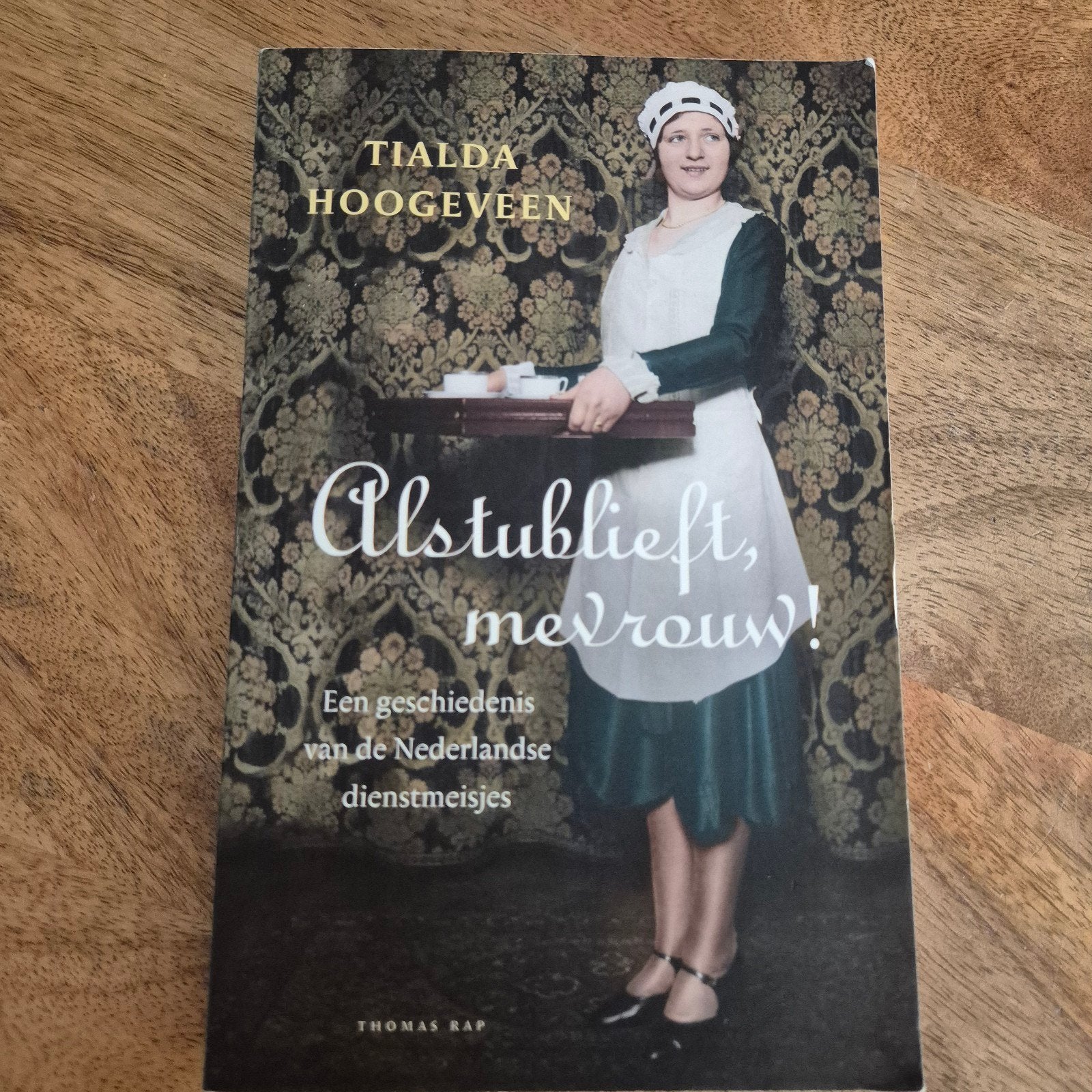 Alstublieft, mevrouw! Geschiedenis Nederlandse dienstmeisjes, Ophalen of Verzenden, 20e eeuw of later, Zo goed als nieuw, Tialda Hoogeveen