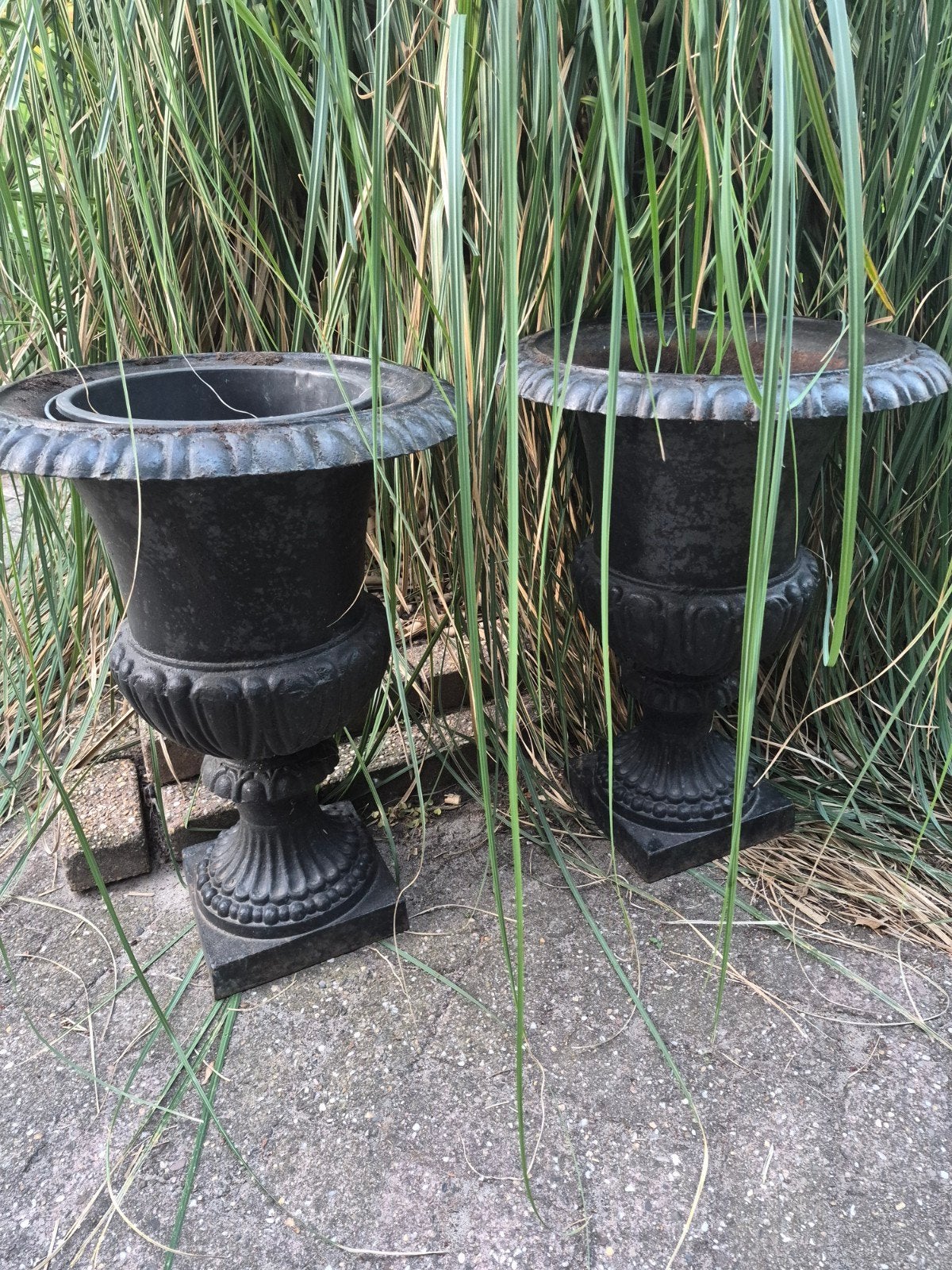 2 gietijzeren bloempotten 70 cm hoog, Ophalen, Gebruikt