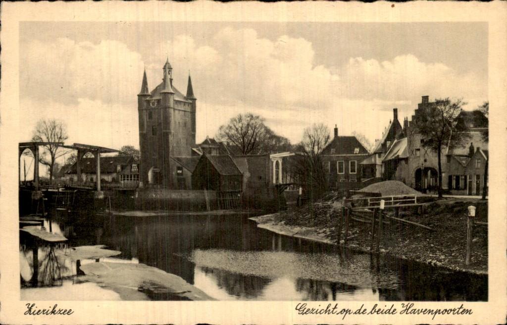 Zierikzee - Havenpoorten - Gezicht op de beide Havenpoorten, Verzamelen, Ophalen of Verzenden, 1920 tot 1940, Gelopen, Zeeland