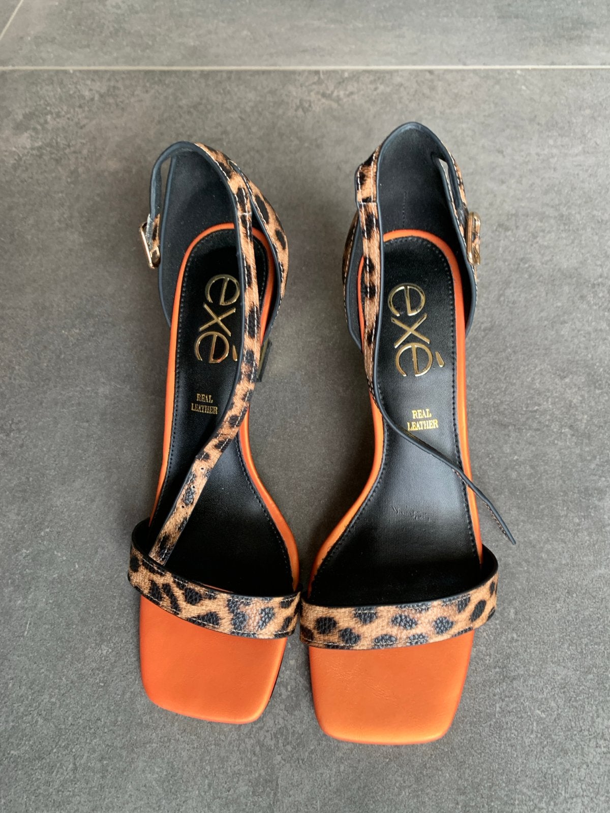 EXE Sandalen met luipaardprint en oranje zool 37, Kleding | Dames, Ophalen of Verzenden, Gedragen, Overige kleuren, Sandalen of Muiltjes