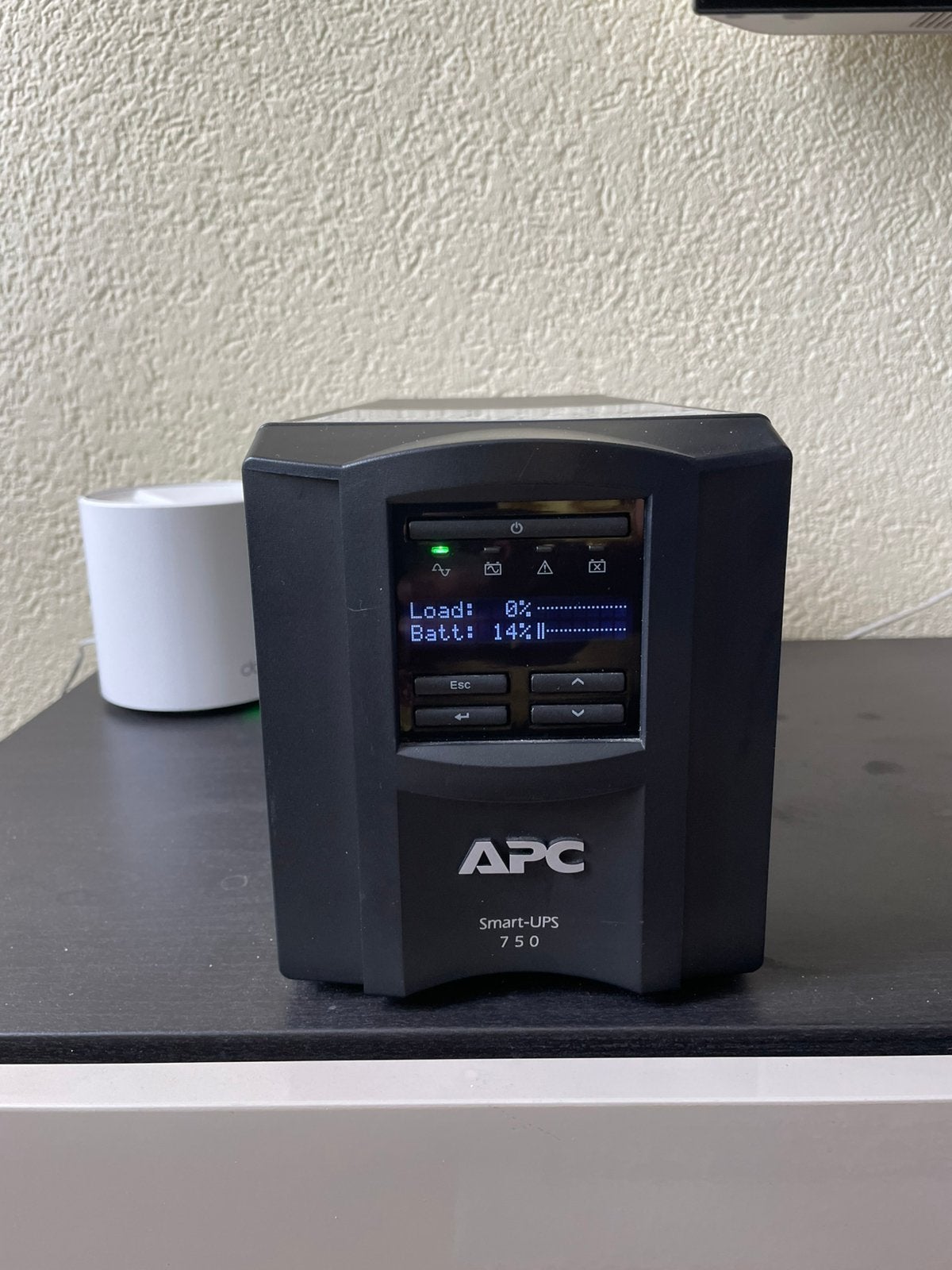 APC Smart-UPS 750 (with BRAND NEW Battery), Computers en Software, Noodvoedingen (UPS), Ophalen, Zo goed als nieuw