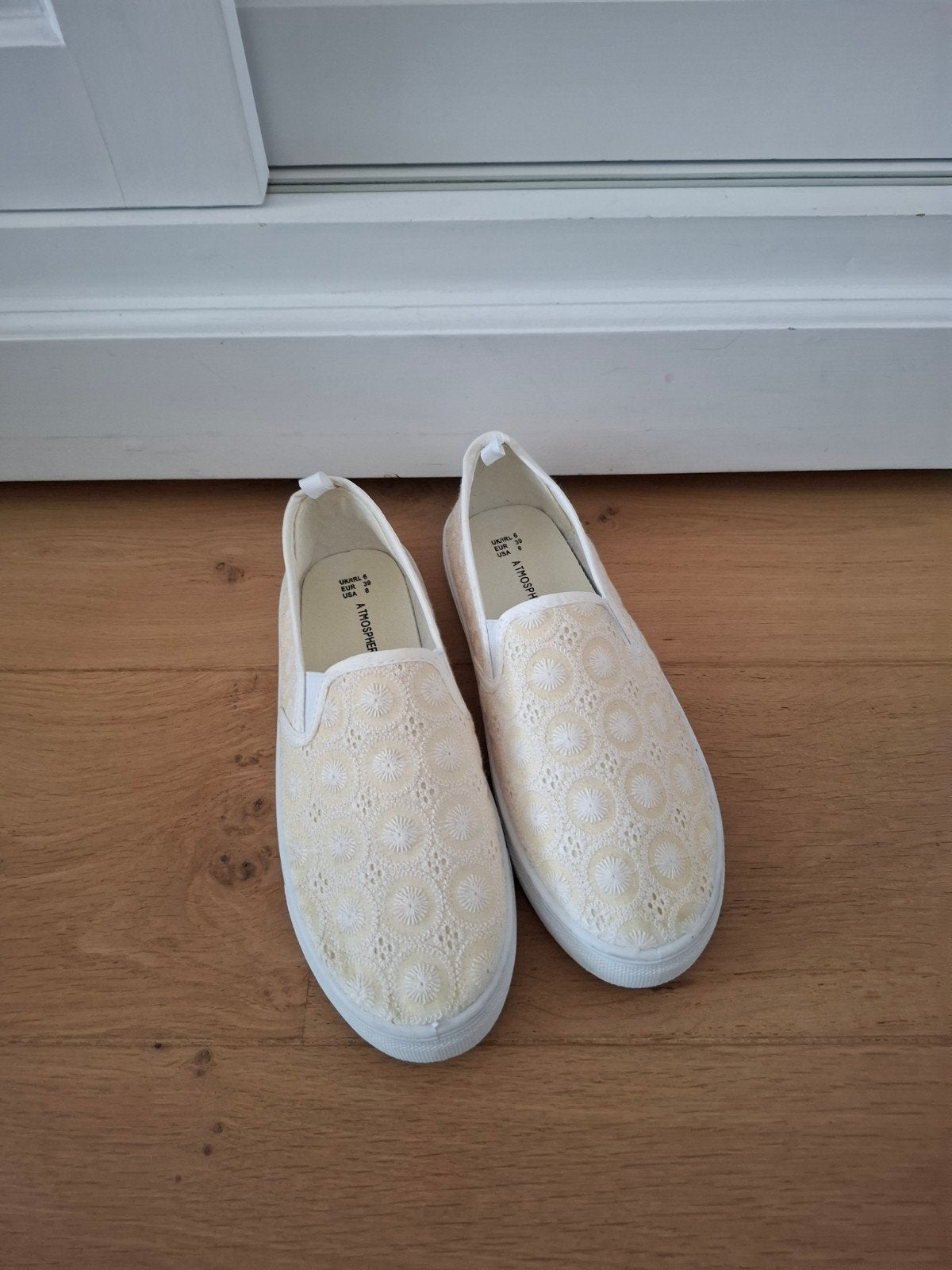 Crème instappers maat 39, Nieuw, Ophalen of Verzenden, Instappers, Beige