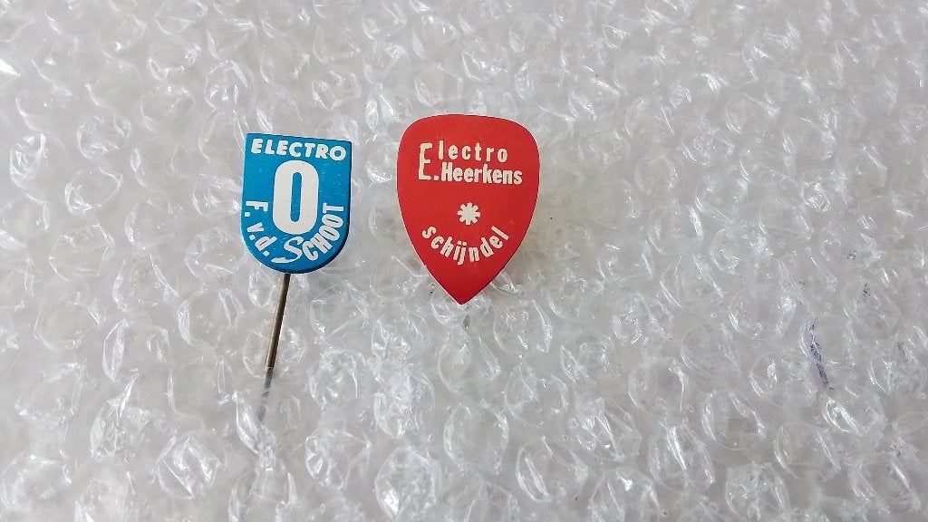 2 verschillende speldjes electro bedrijven, Verzamelen, Speldjes, Pins en Buttons, Ophalen of Verzenden, Zo goed als nieuw, Overige onderwerpen