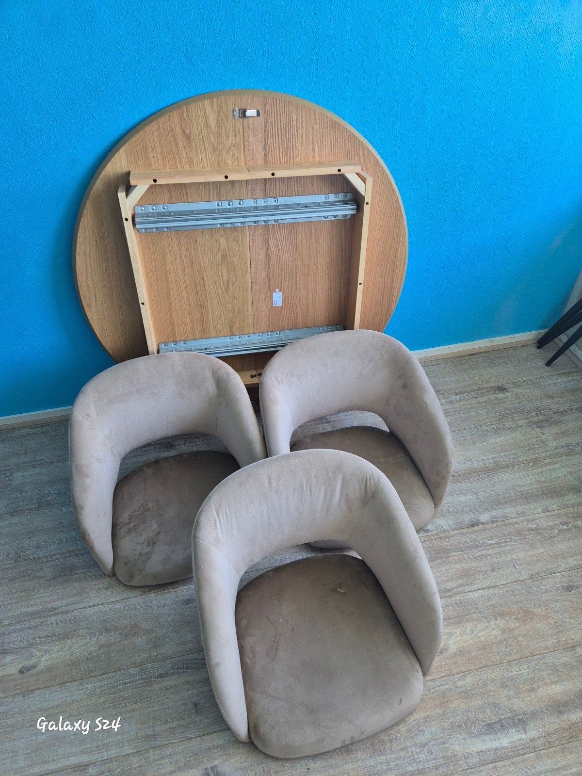 Round table with three chairs, Ophalen, 75 tot 100 cm, Zo goed als nieuw, 50 tot 75 cm