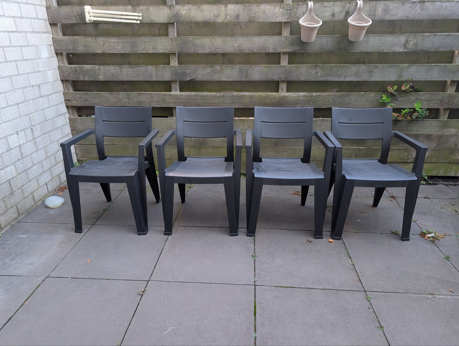 4x Donkergrijze tuinstoelen van kunststof, Tuin en Terras, Ophalen, Gebruikt, Kunststof
