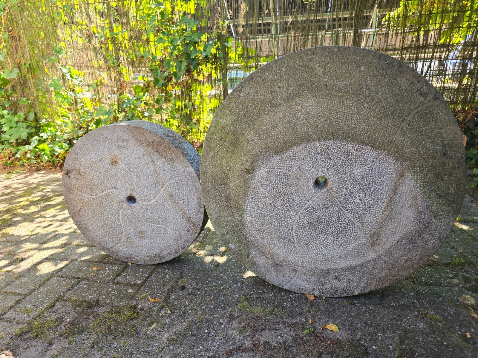 2 granieten molenstenen - 70 cm en 50 cm diameter, Ophalen