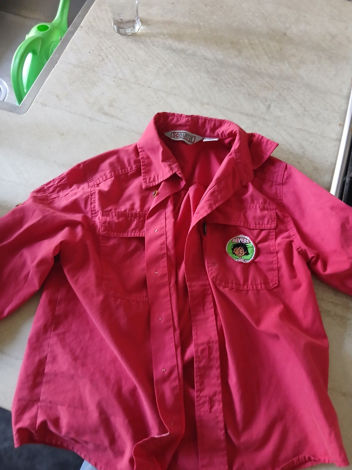 Scoutfit Bever blouse - Rood maat 128, Kinderen en Baby's, Ophalen of Verzenden, Gebruikt, Scoutfit, Jongen of Meisje