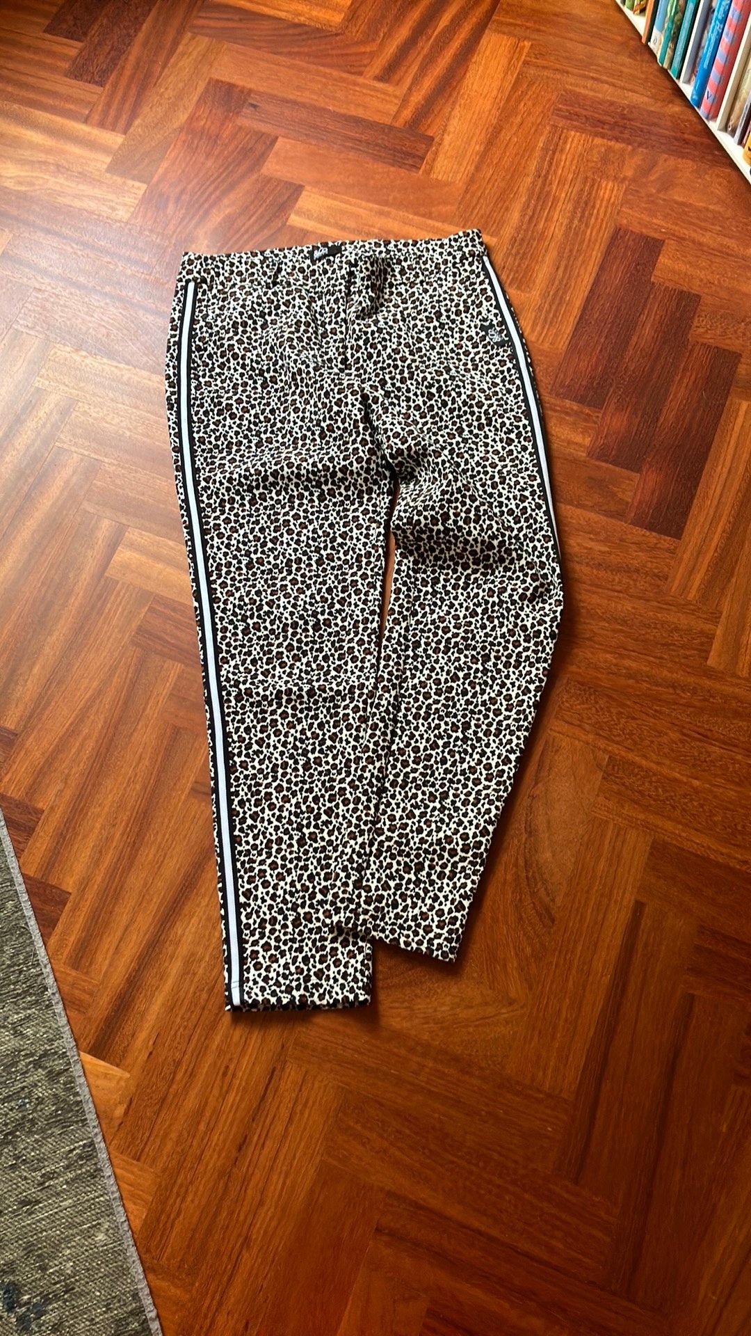 Andcowoman. Broek met luipaard print. Maat L, Maat 38/40 (M), Wit, Ophalen of Verzenden, Lang