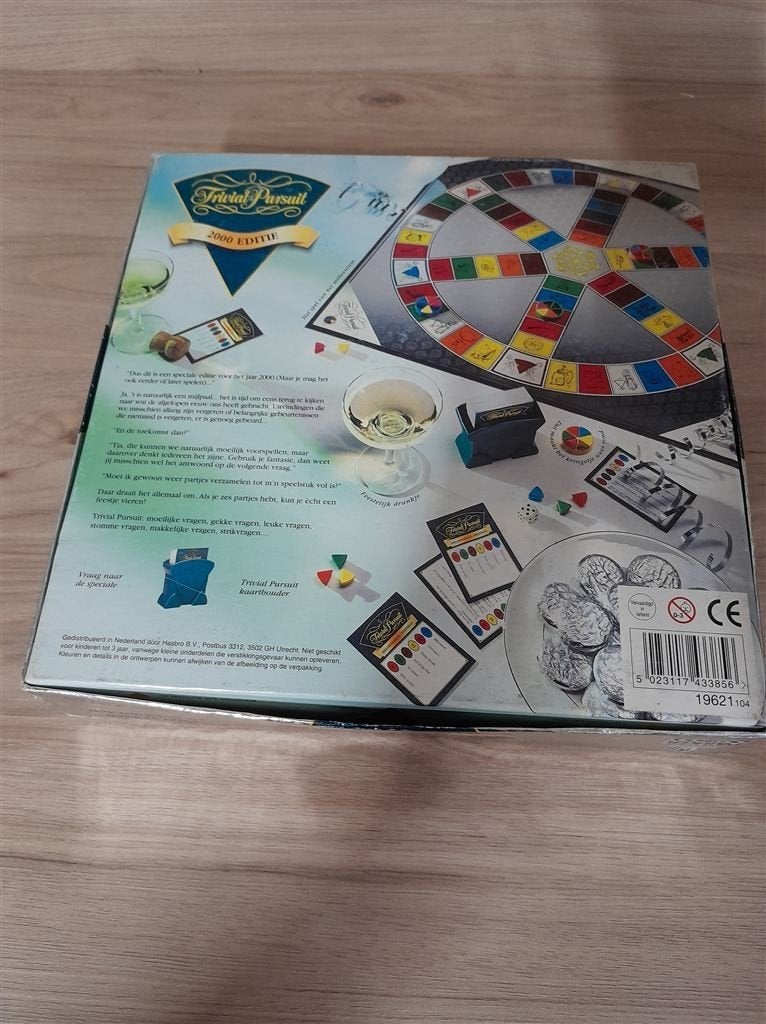 Trivial Pursuit 2000 editie - s3497, Hobby en Vrije tijd, Gezelschapsspellen | Bordspellen, Verzenden, Zo goed als nieuw