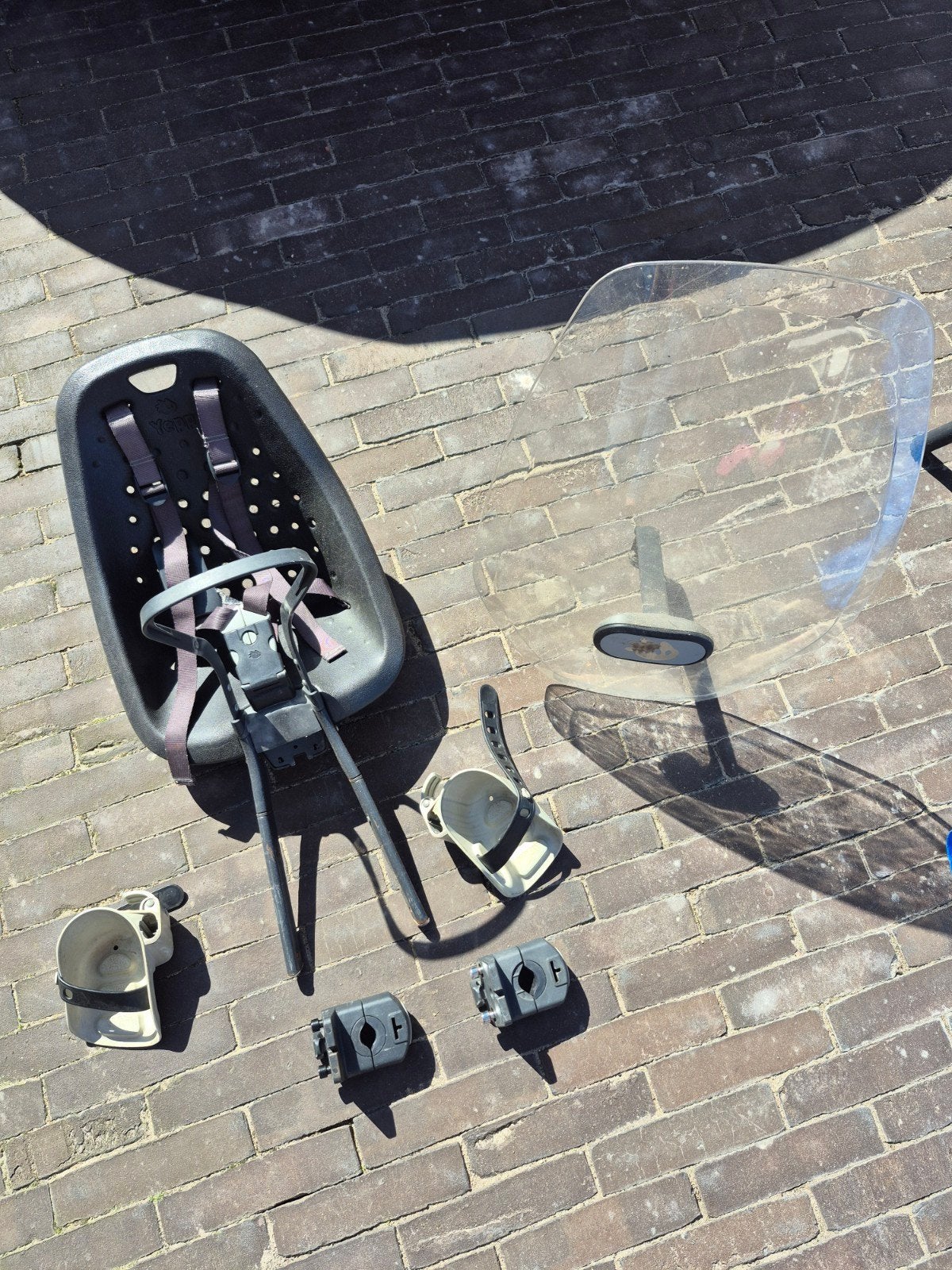 Compleet Yepp fietszitje met 2 adapters en windscherm, Fietsen en Brommers, Fietsaccessoires | Fietsstoeltjes, Ophalen, Gebruikt