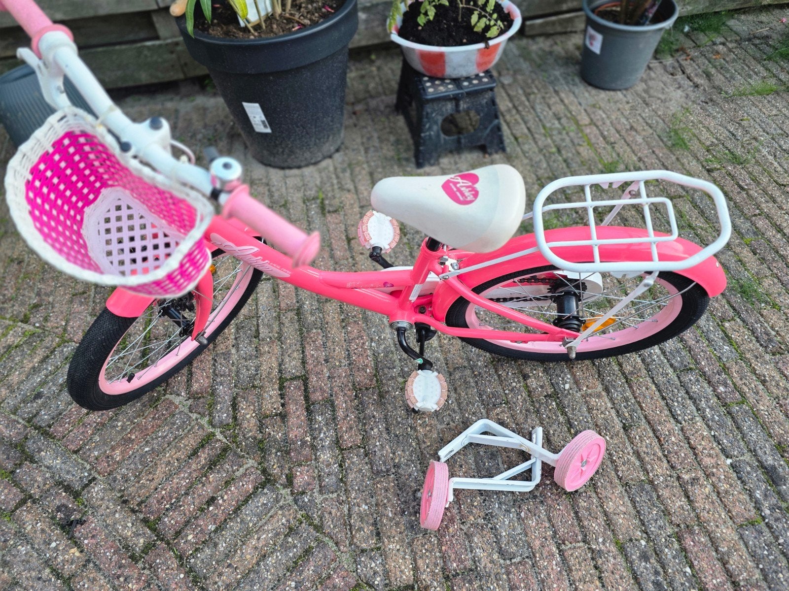 Mooie roze kinderfiets met mandje en zijwieltjes, Fietsen en Brommers, Ophalen, 14 inch of minder, Handrem