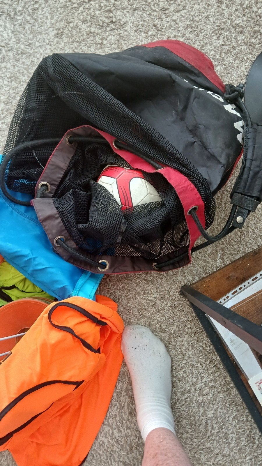 Voetbaltrainingsset: 4 ballen, hesjes, hoedjes, ballentas,, Maat M, Ophalen, Gebruikt, Overige typen