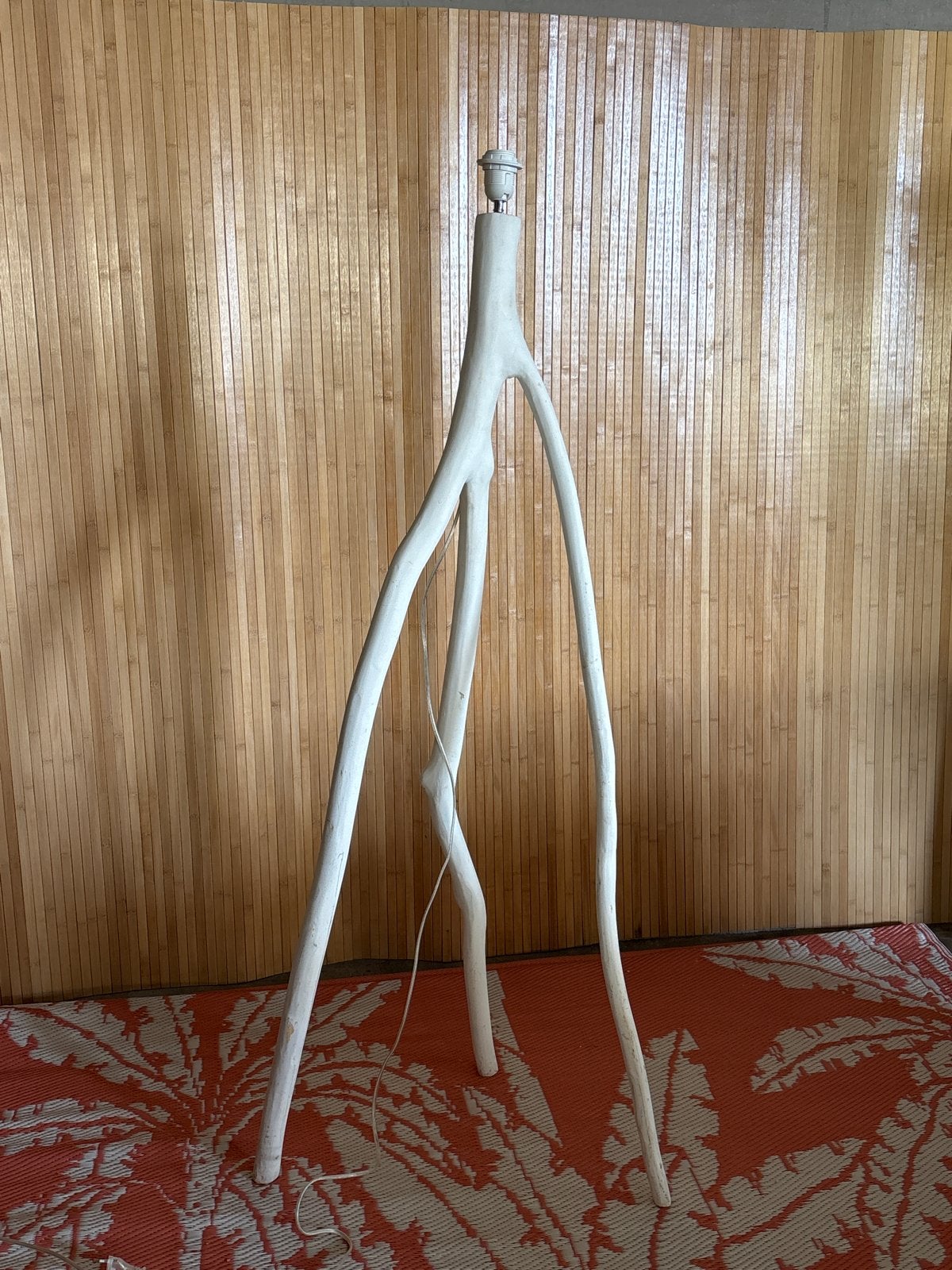 Unieke Witte Houten Vloerlamp - Natuurlijke Stijl, Huis en Inrichting, Lampen | Vloerlampen, Zo goed als nieuw, 100 tot 150 cm