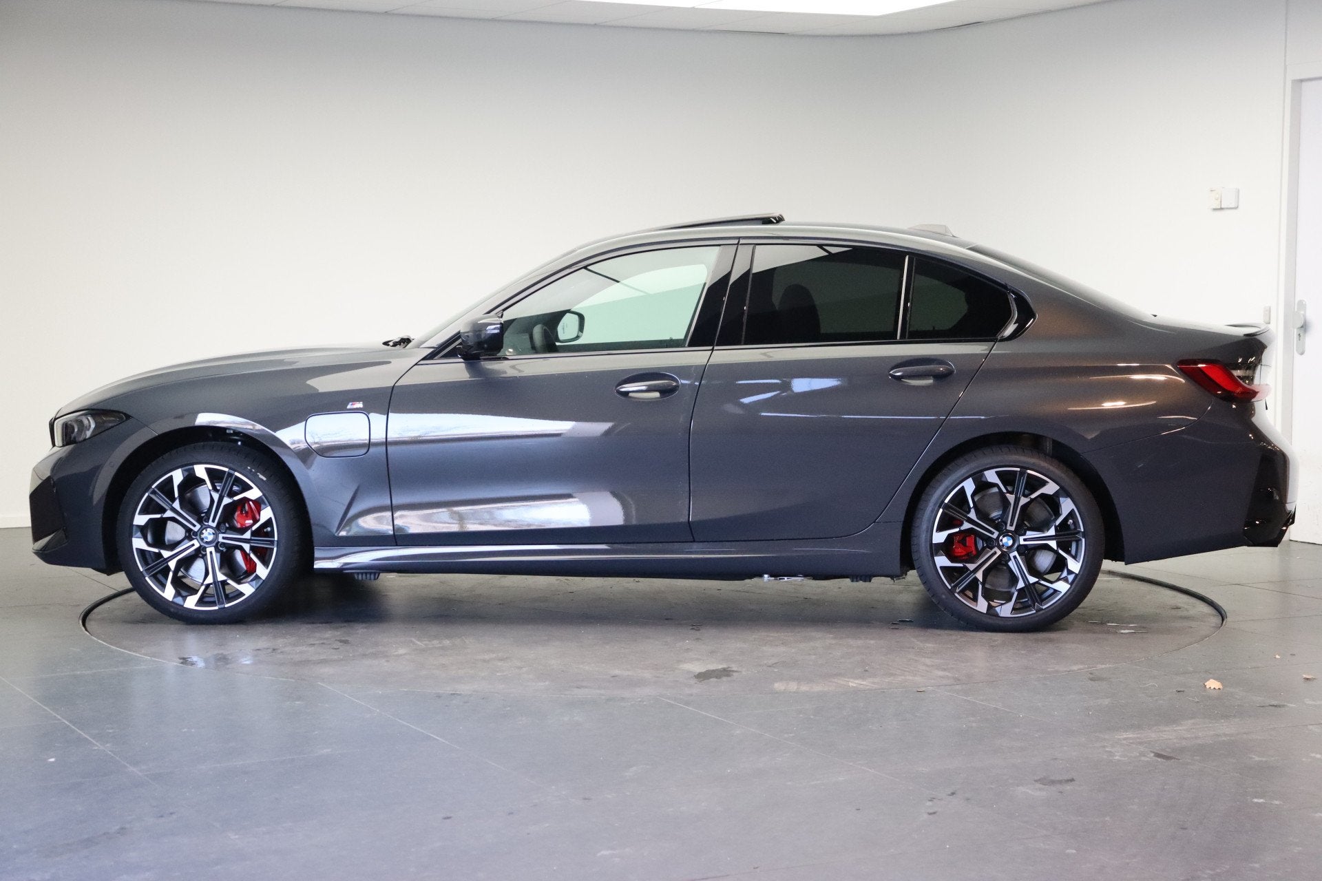 BMW 3 Serie 330e M Sport Automaat / Schuif-kanteldak / Trekh, Auto's, Automaat, 1998 cc, Achterwielaandrijving, Zwart