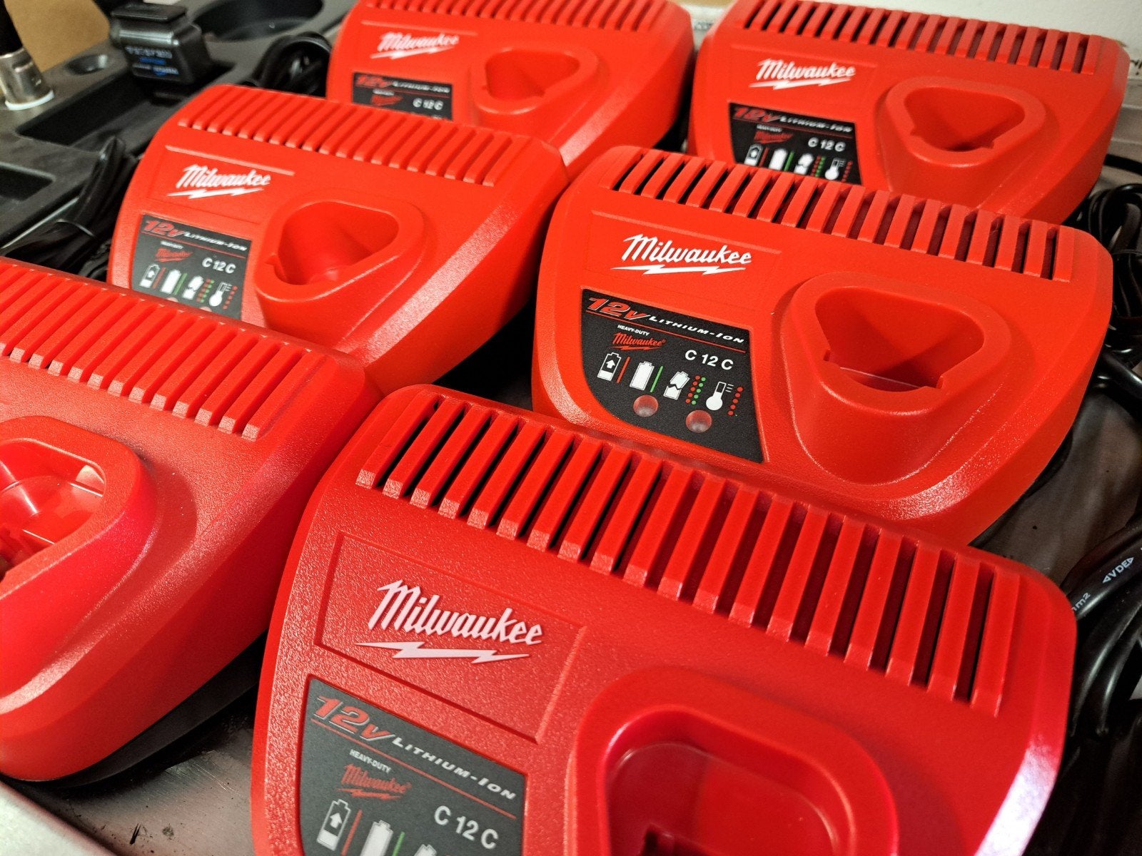 6 stuks Milwaukee M12 - C12 12V Li-Ion Opladers - Acculaders, Ophalen of Verzenden, Zo goed als nieuw, Minder dan 400 watt, Overige typen