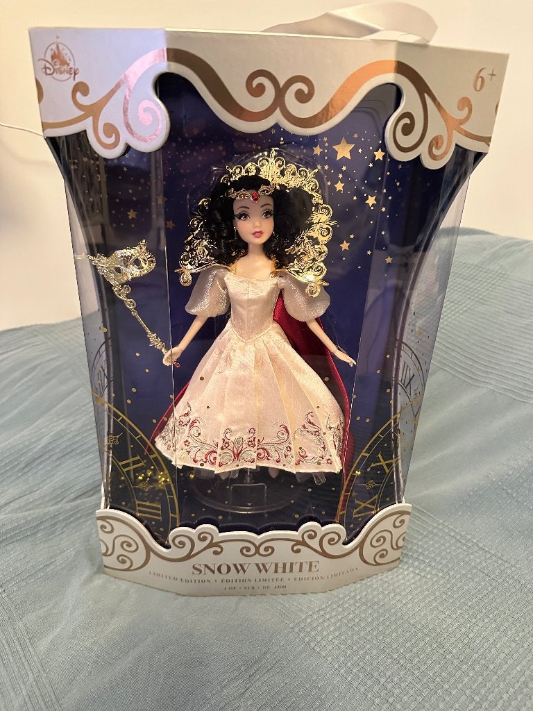 Disney Snowwhite Limited edition doll 43cm, nieuw, Ophalen of Verzenden, Sneeuwwitje of Doornroosje, Nieuw, Beeldje of Figuurtje