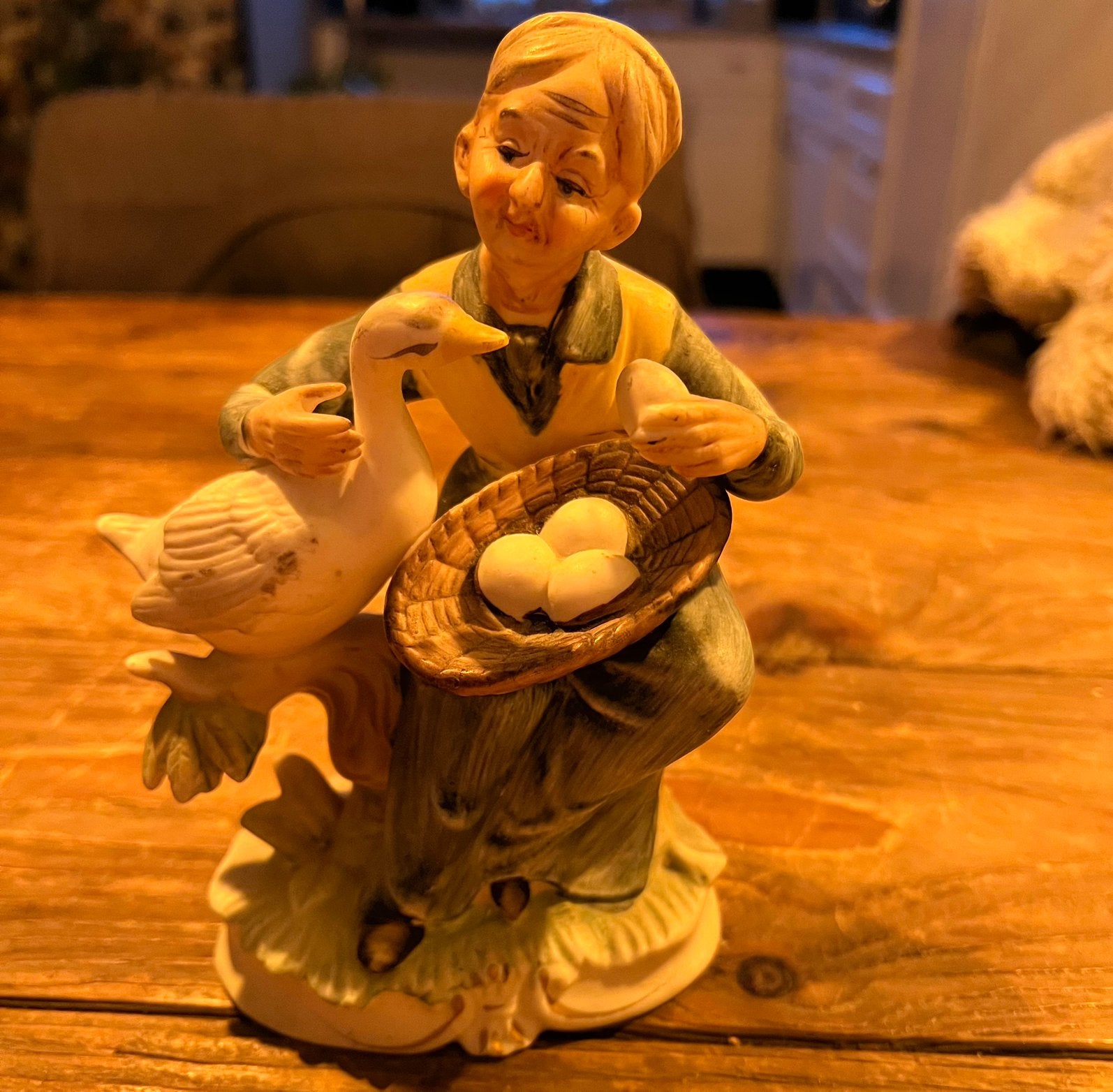 oma met een gans en een mand met eieren, Ophalen of Verzenden, Zo goed als nieuw