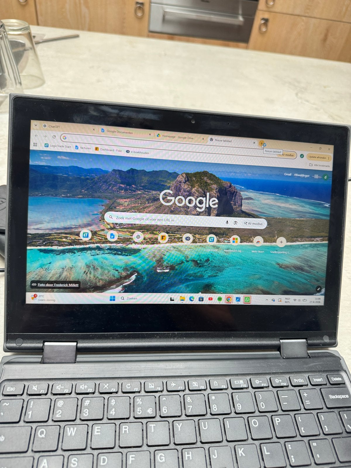 Lenovo 300e 2nd Gen Laptop - Windows 11 Pro Education, 2 tot 3 Ghz, Qwerty, 11 inch, Met touchscreen