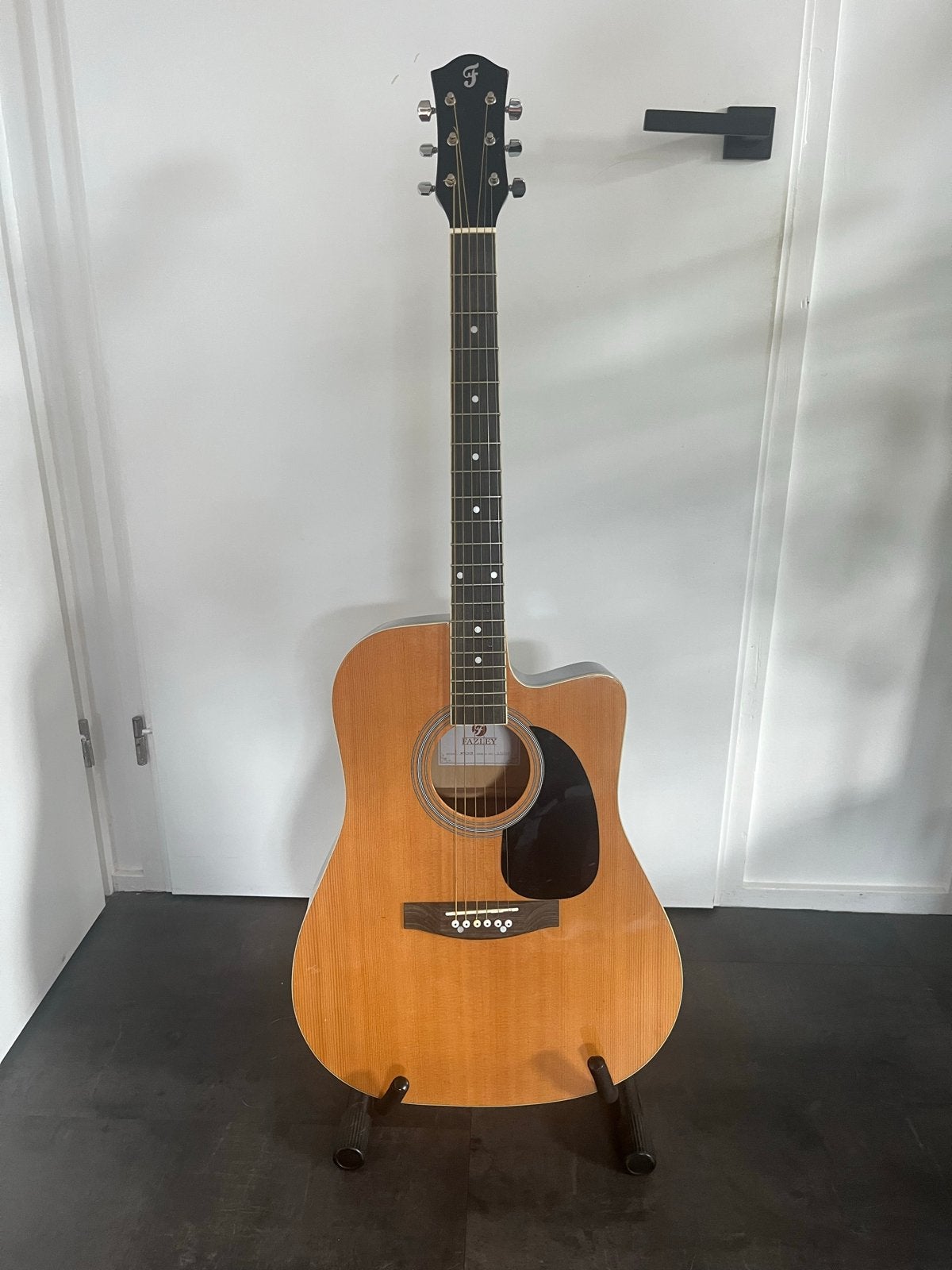 Fazley akoestische gitaar met standaard, Muziek en Instrumenten, Snaarinstrumenten | Gitaren | Akoestisch, Ophalen, Gebruikt, Western- of Steelstringgitaar