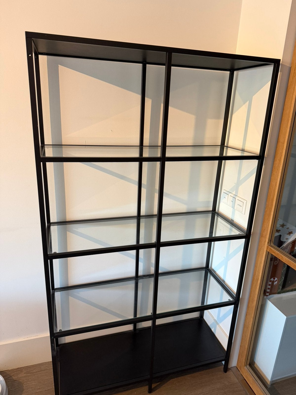 VITTSJÖ Stellingkast, zwartbruin/glas, 100x175 cm, Huis en Inrichting, Ophalen, Gebruikt