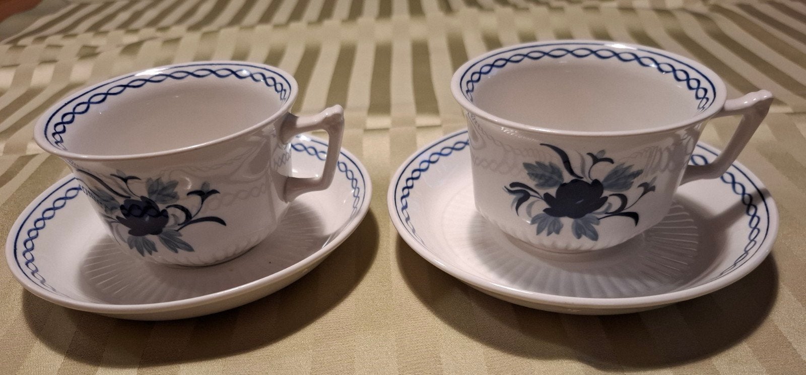 2 theekopjes en schotels van ADAMS in wit met blauw., Ophalen, Vintage, Zo goed als nieuw, Kop(pen) en/of Schotel(s)