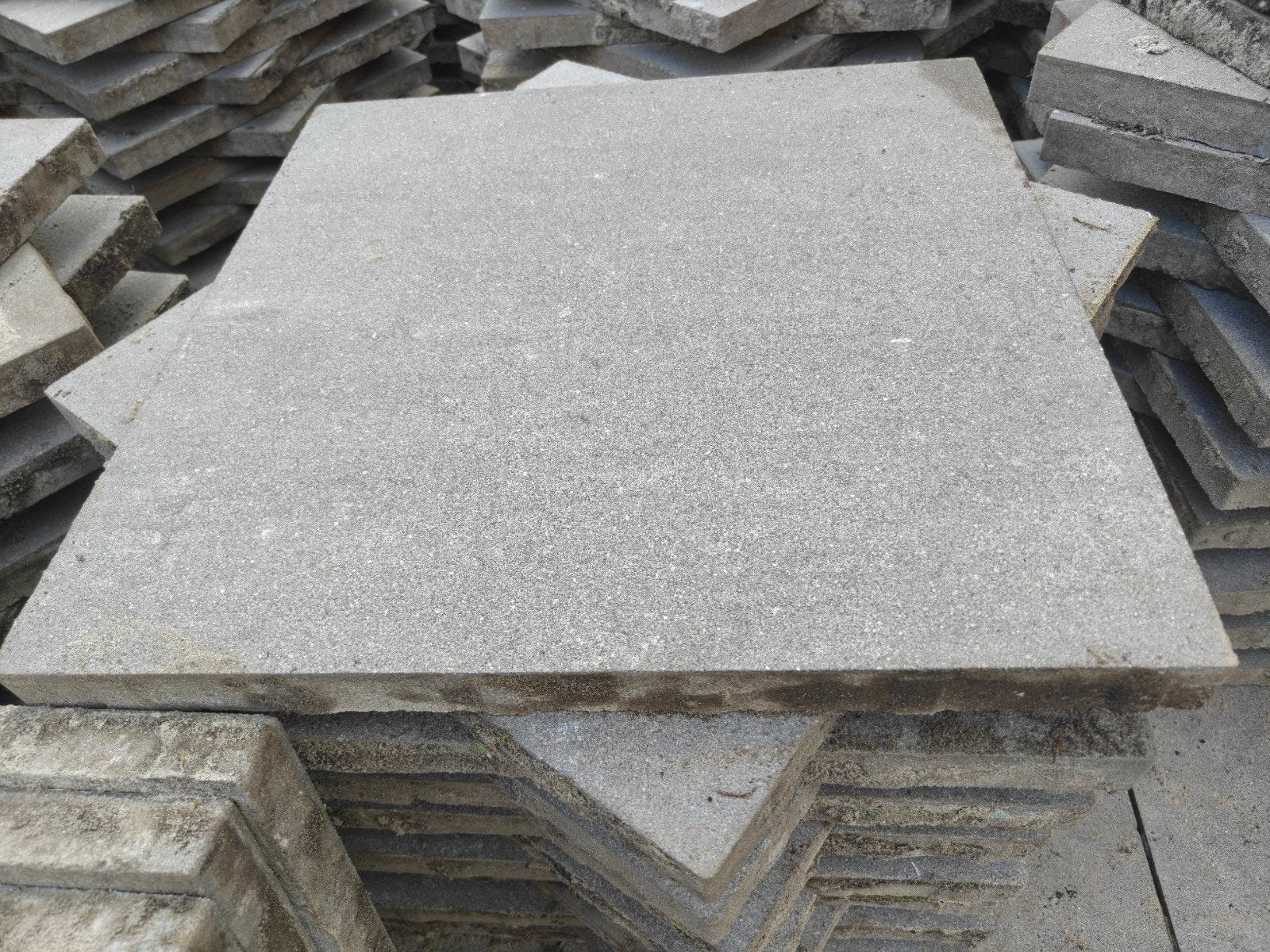 30 M2 Grijs/antreciet betontegels 60x60 cm, 4cm dik, Gebruikt, Ophalen of Verzenden, 10 m² of meer, Beton