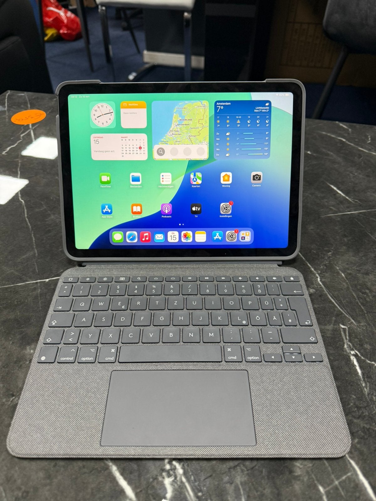 Apple iPad Air 5e generatie 64GB + Logitech Combo Touch, Computers en Software, Apple iPad, 11 inch, Ophalen of Verzenden, Zo goed als nieuw