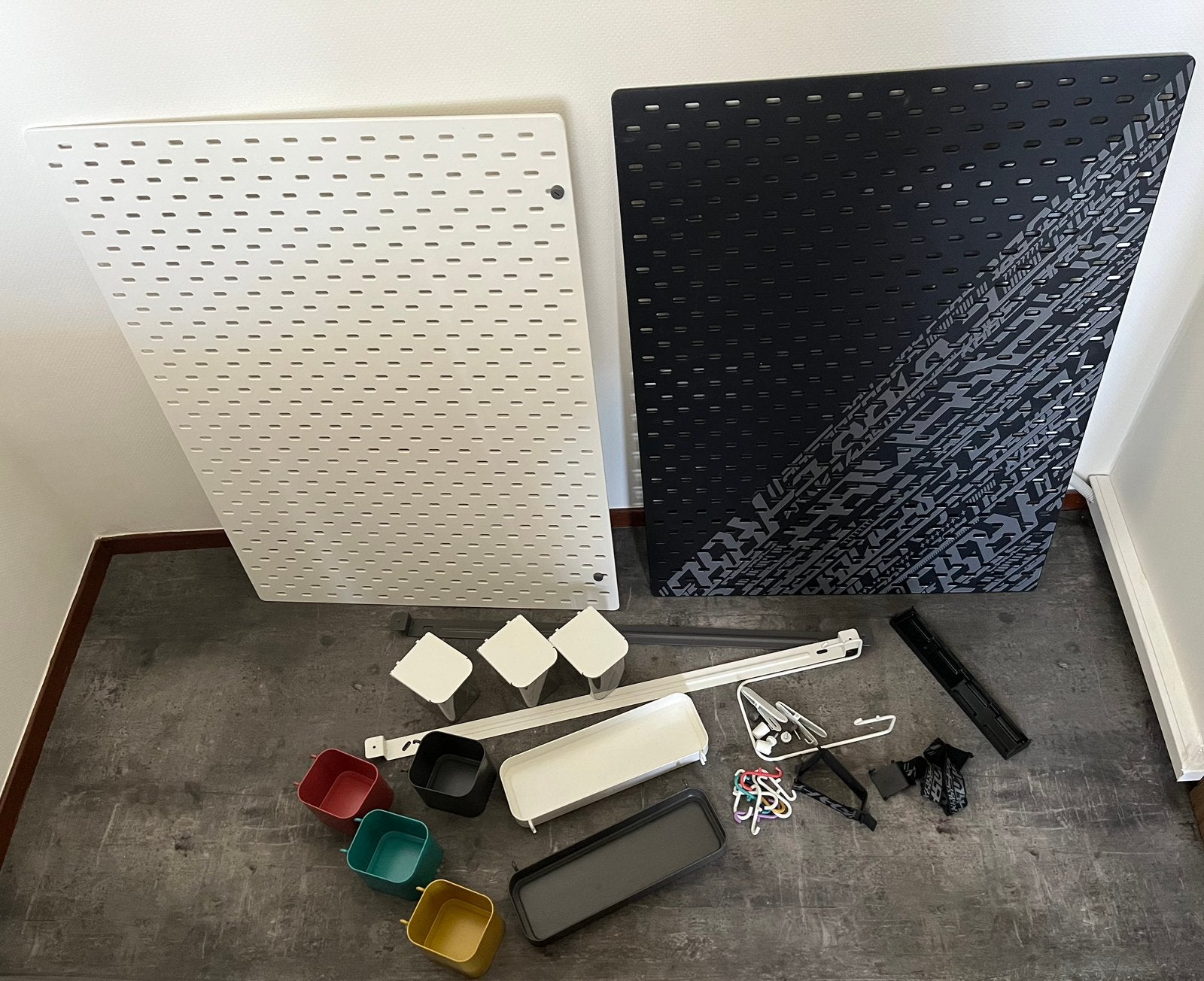 2 stuks Skadis ophangborden Ikea met veel accessoires, Ophalen, Zo goed als nieuw