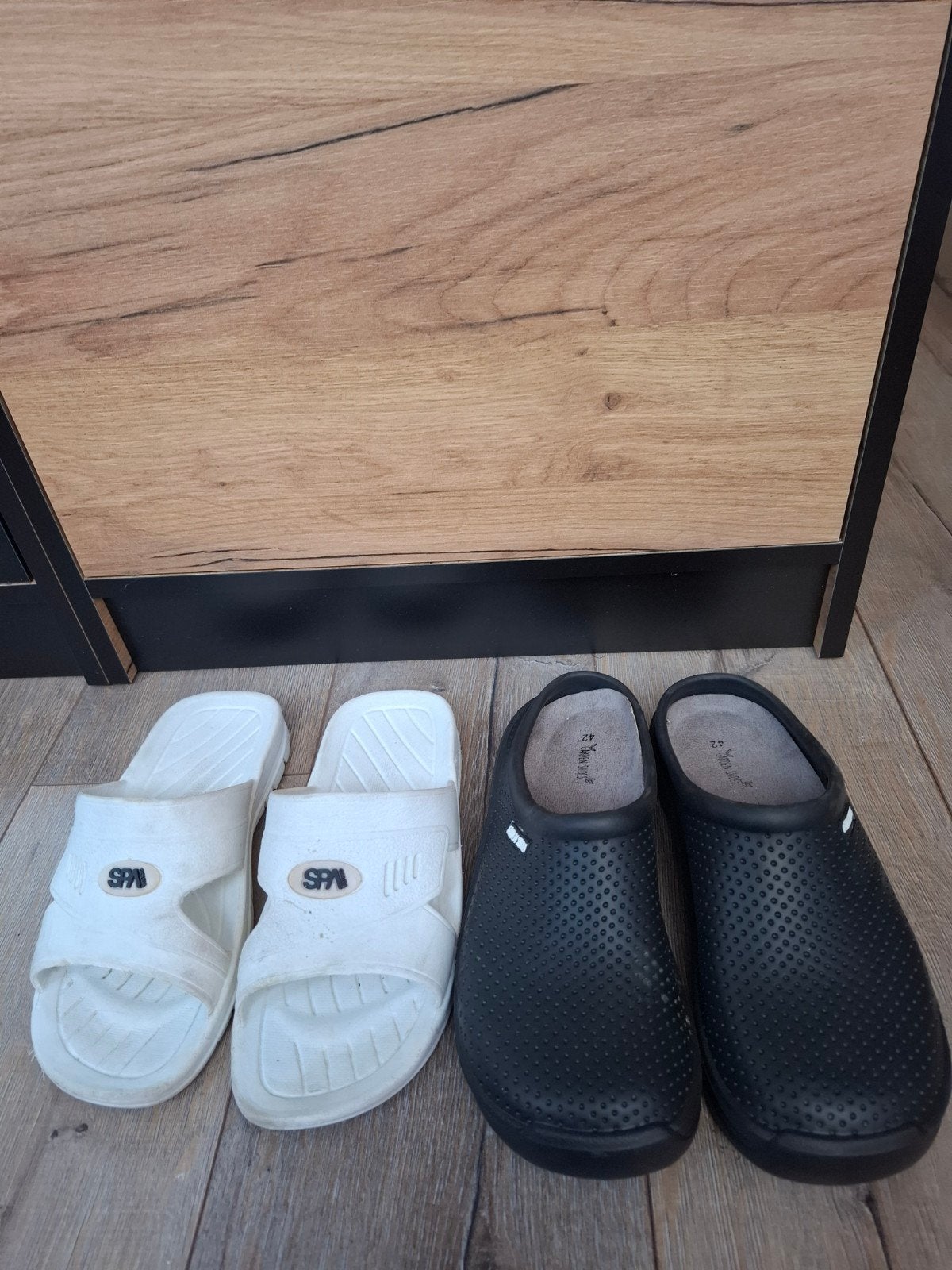 Heren slippers, maat 42 - Wit en Zwart, Kleding | Heren, Verzenden, Gedragen, Wit, Slippers