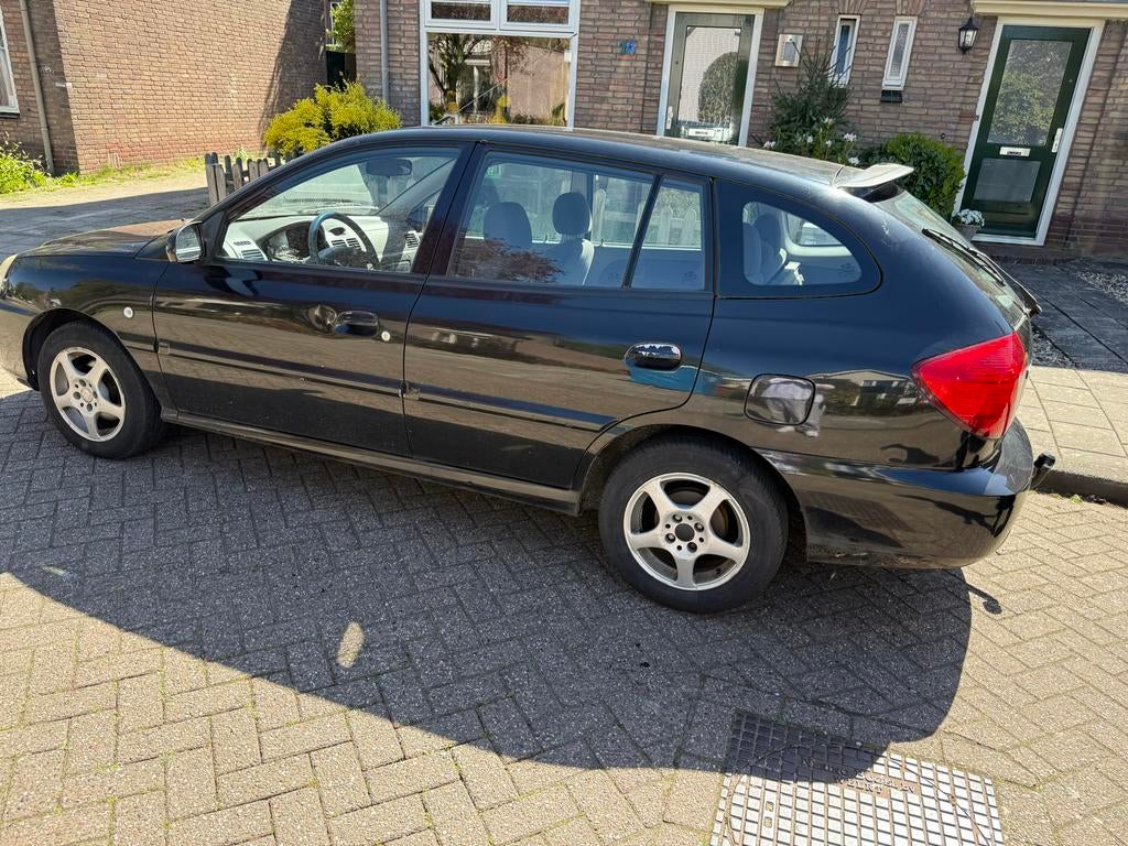 Kia Rio 1.5 I 16V HB 2005 Zwart, Auto's, Voorwielaandrijving, 4 cilinders, Origineel Nederlands, 453 kg